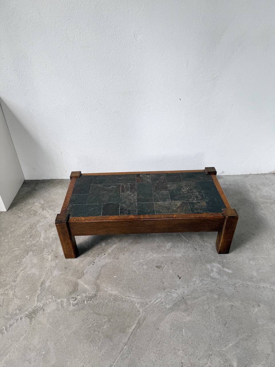 Table basse en chêne et ardoise 1950
