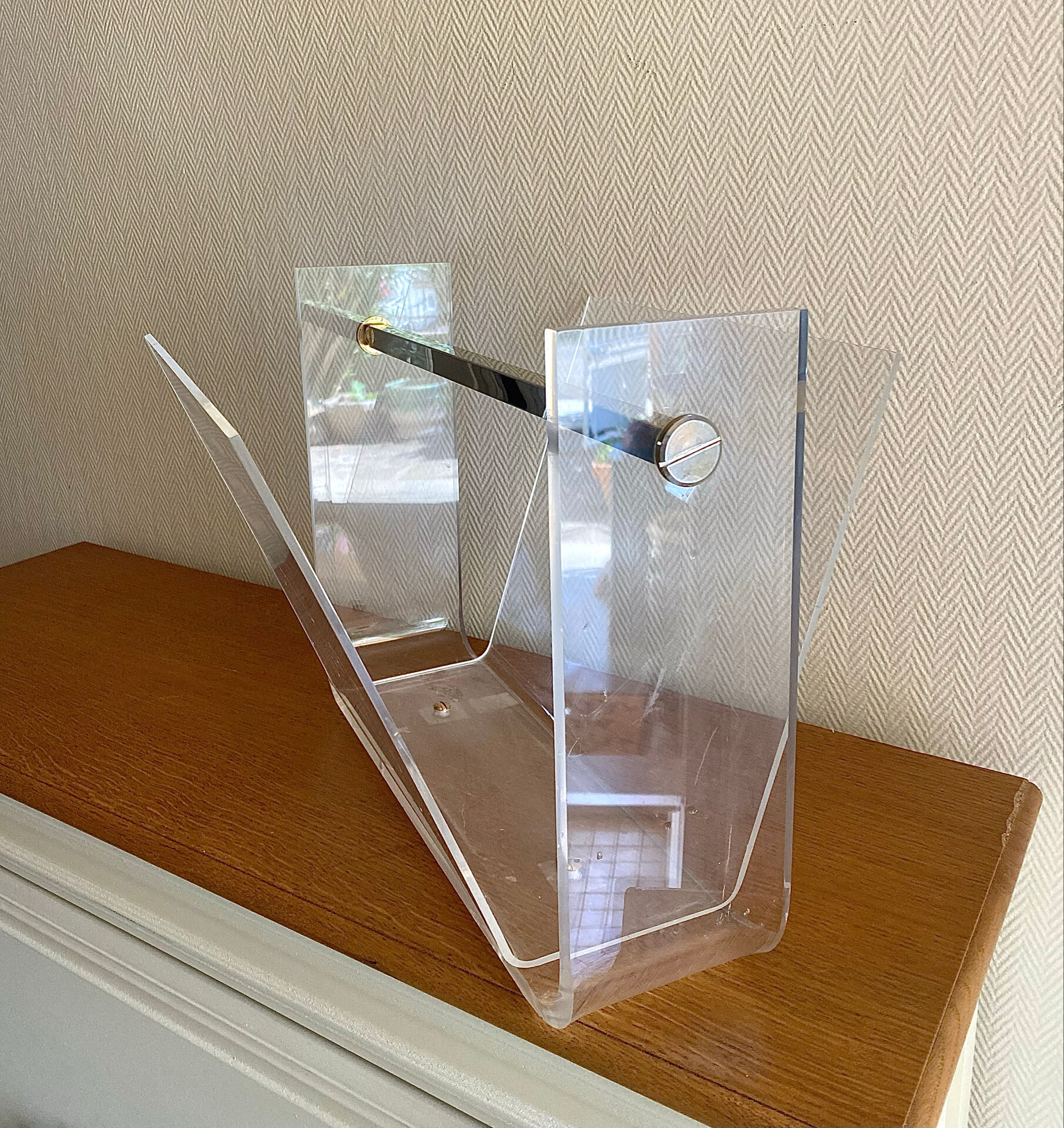 Vintage magazine rack in plexiglass by David Lange.