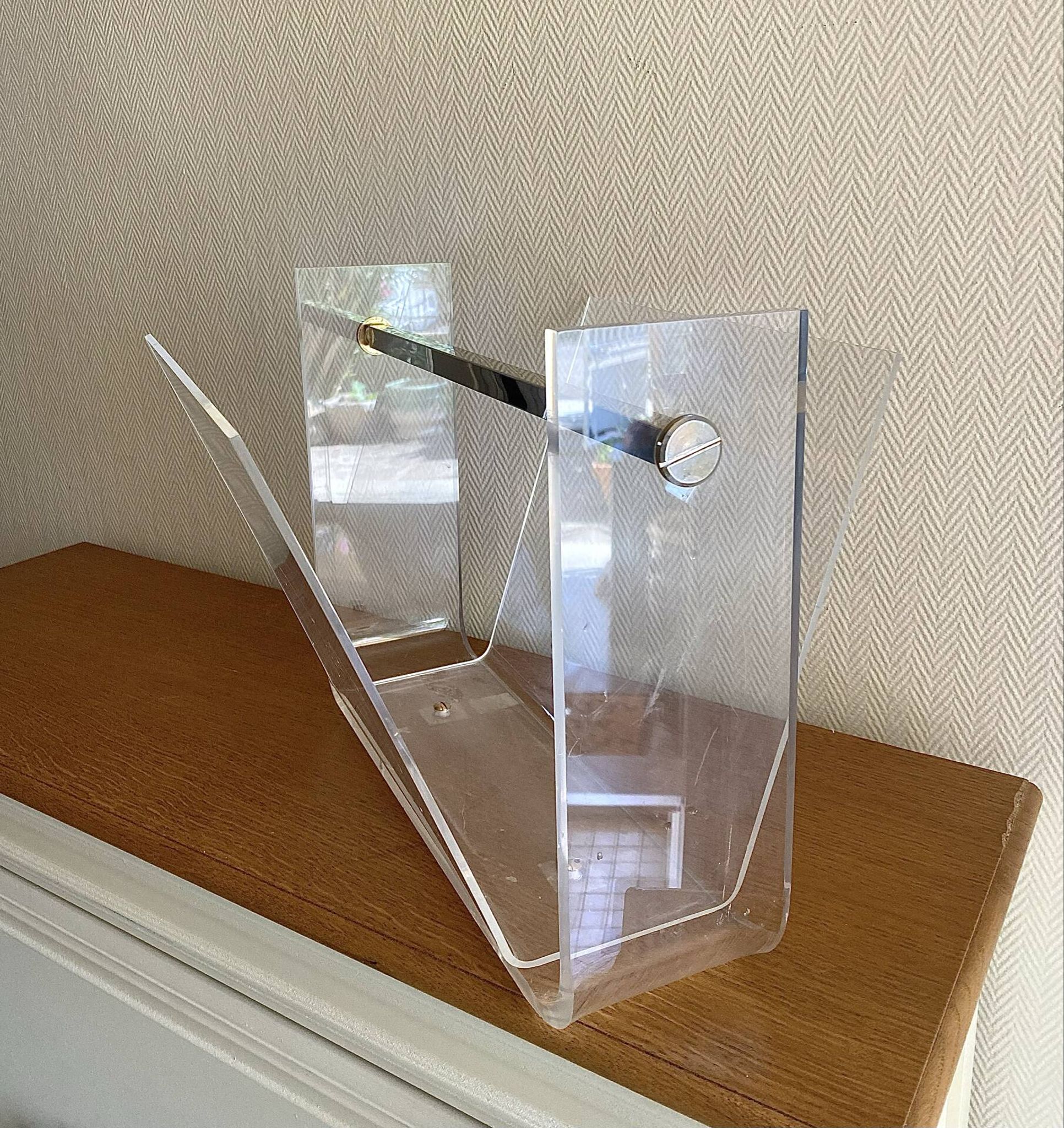 Porte revue vintage en plexiglass par David lange