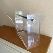 Porte revue vintage en plexiglass par David lange