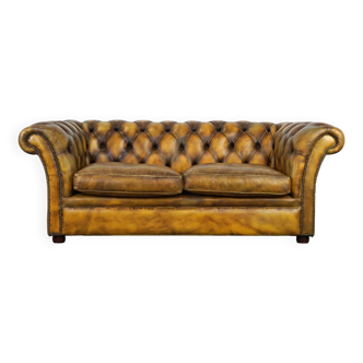 Beautiful 2.5-seater English cowhide leather Chesterfield sofa in a unique color and good condition