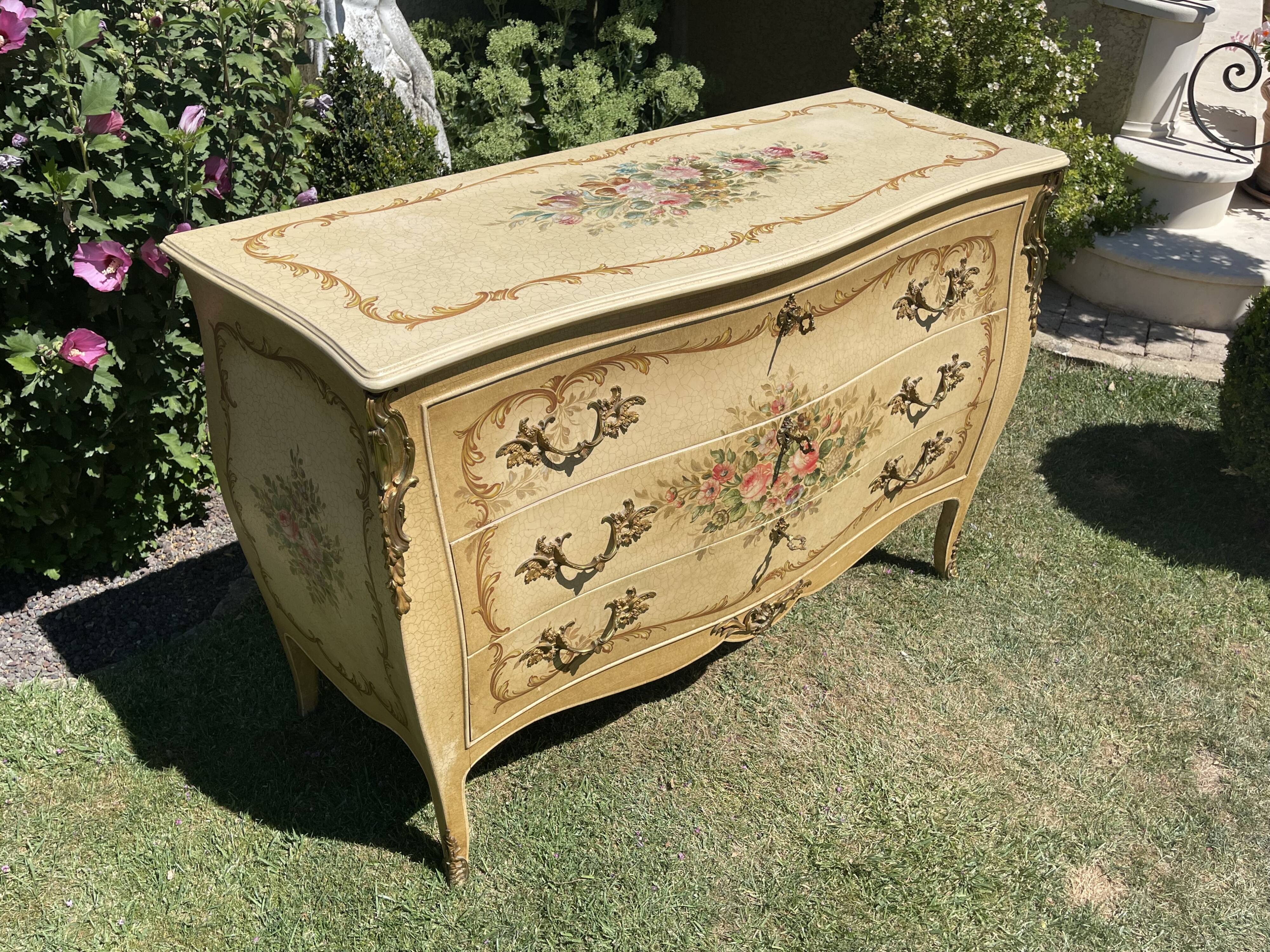 Commode laquée style Louis XV