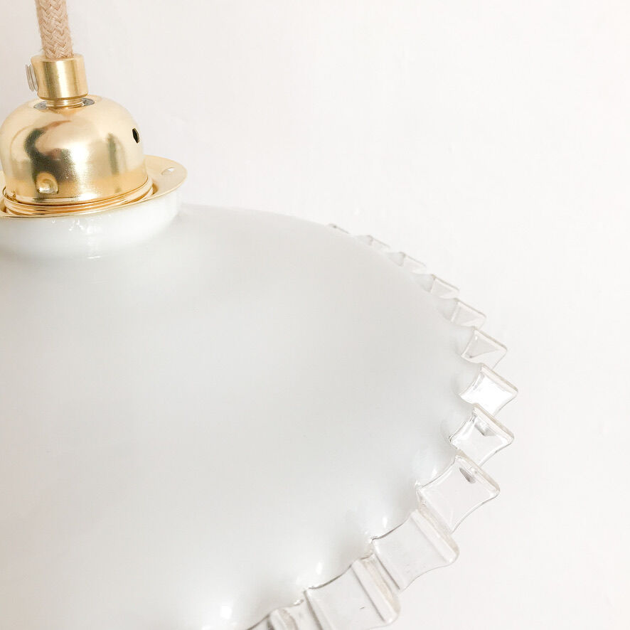 Opaline suspension with lace