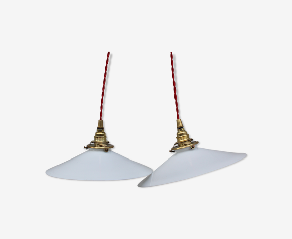 Paire de suspensions en opaline lisse