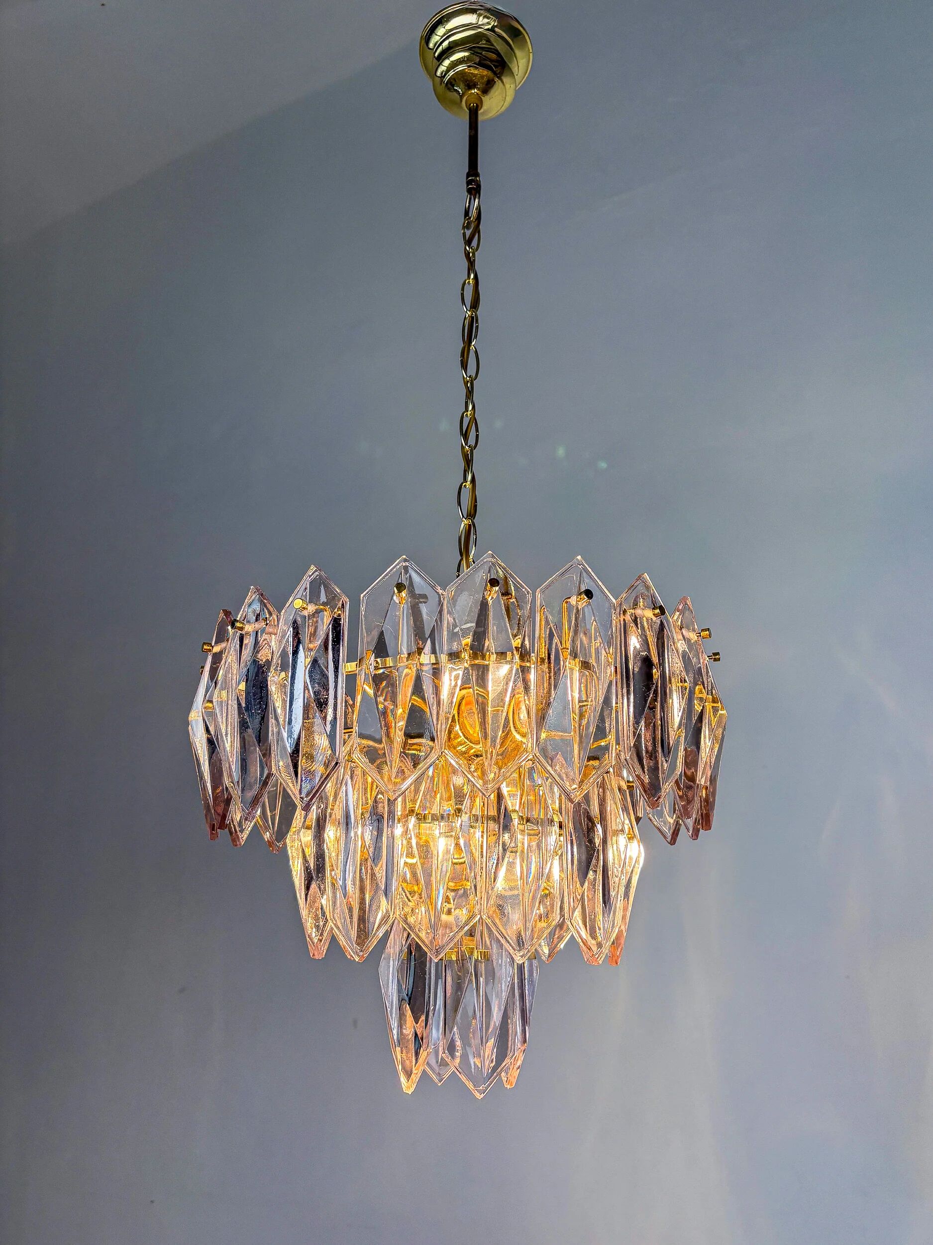 Chandelier JT Kalmar, verre taillé, 3 niveaux, Autriche, années 1970.