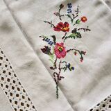 Embroidered tablecloth and 12 vintage napkins