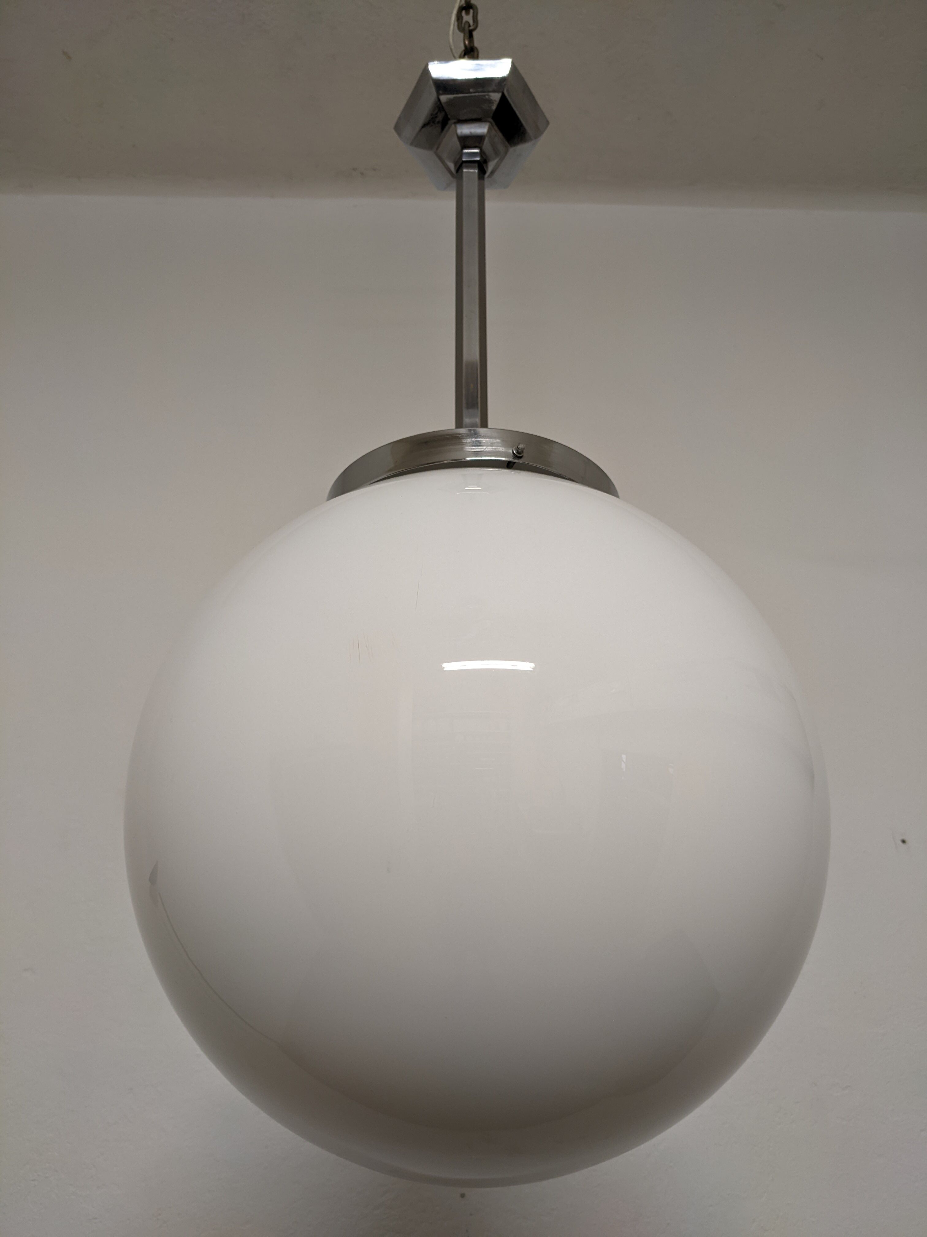 Ball suspension in opaline art deco