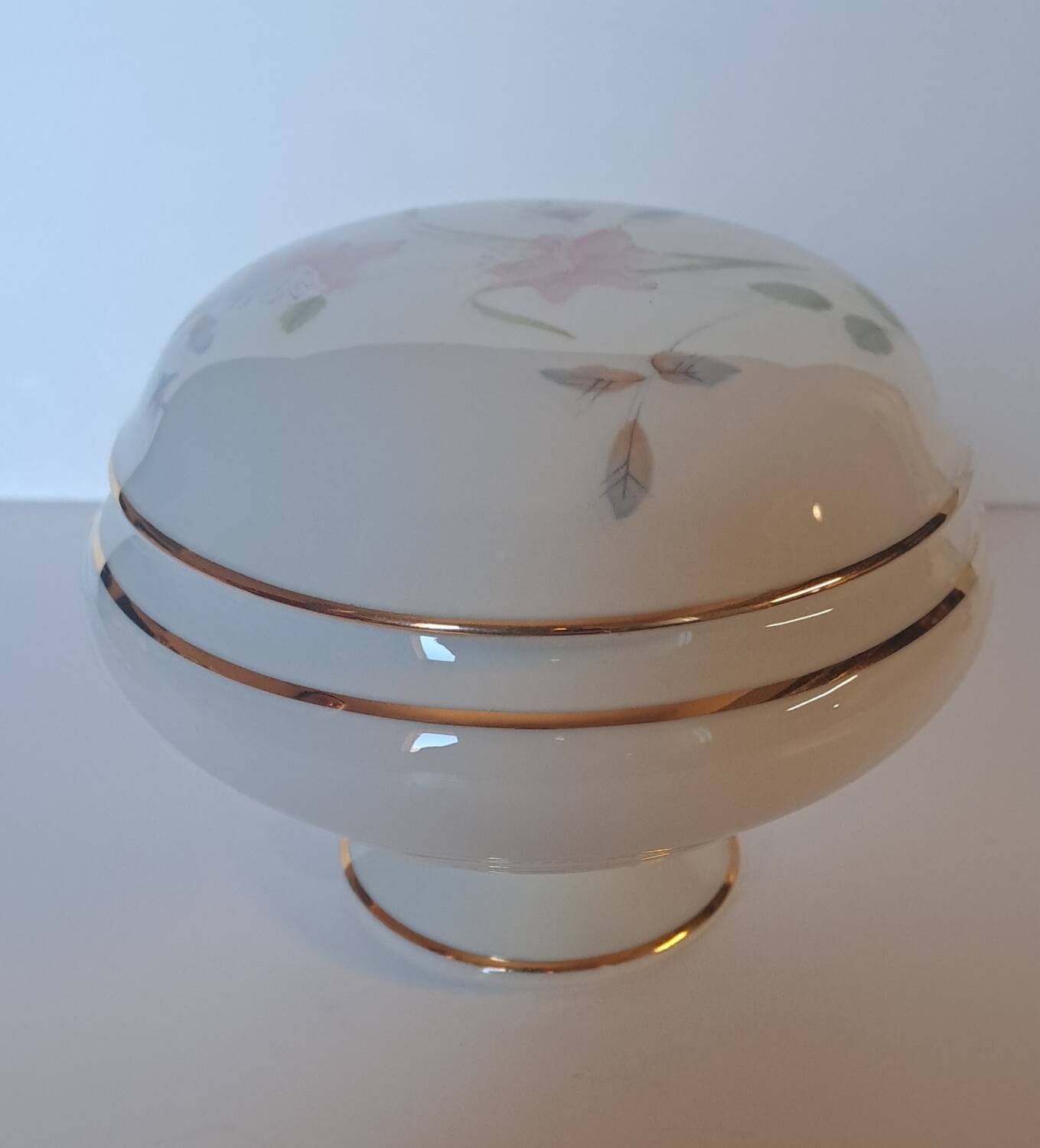 Pedestal bonbonnière in Limoges porcelain