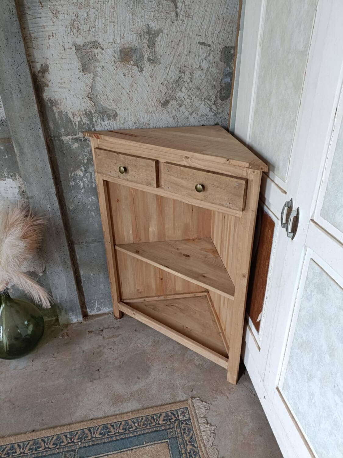 Corner cabinet