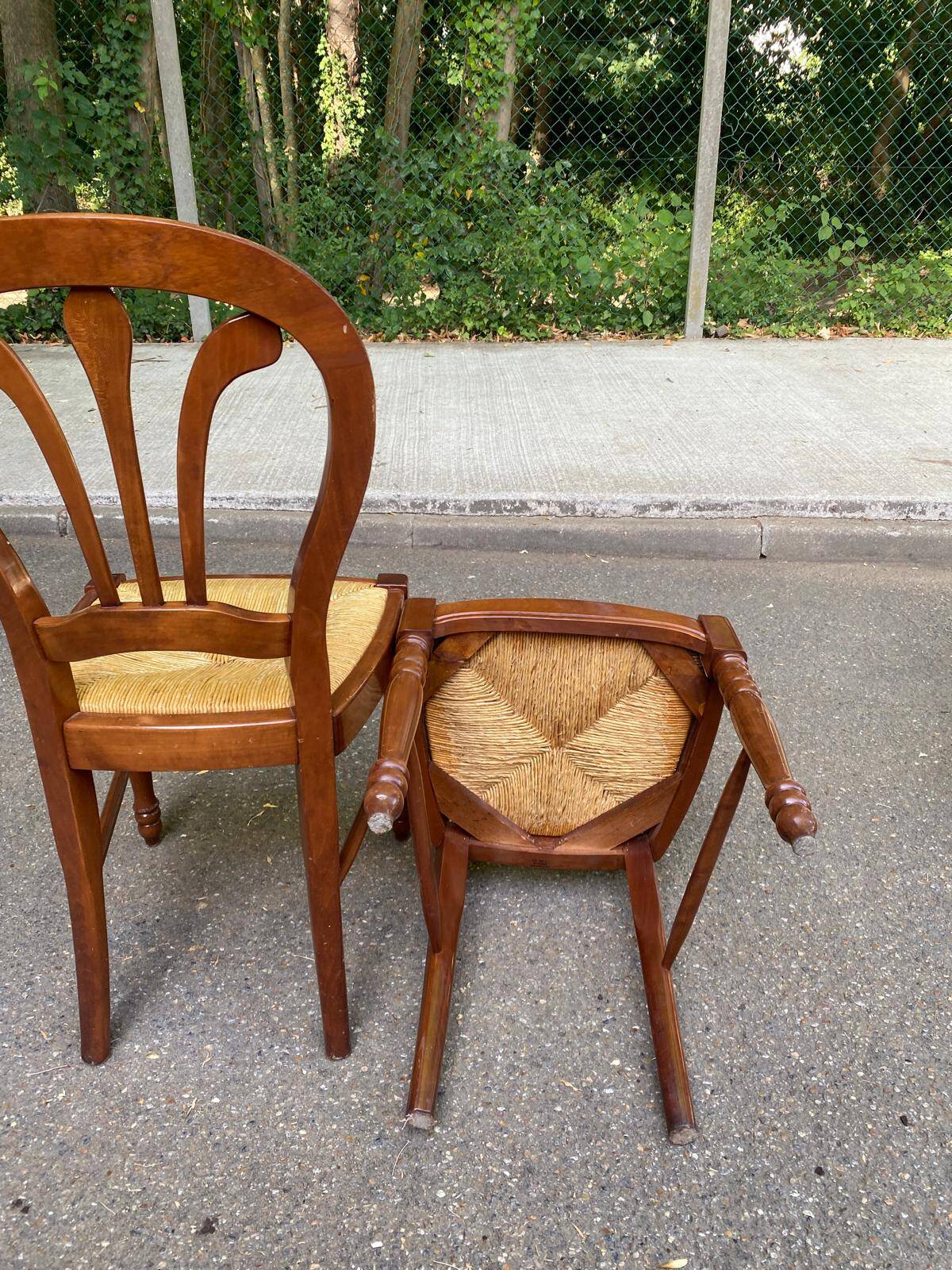4 country-style medallion chairs in solid cherry with rush seats from the 1990s.
