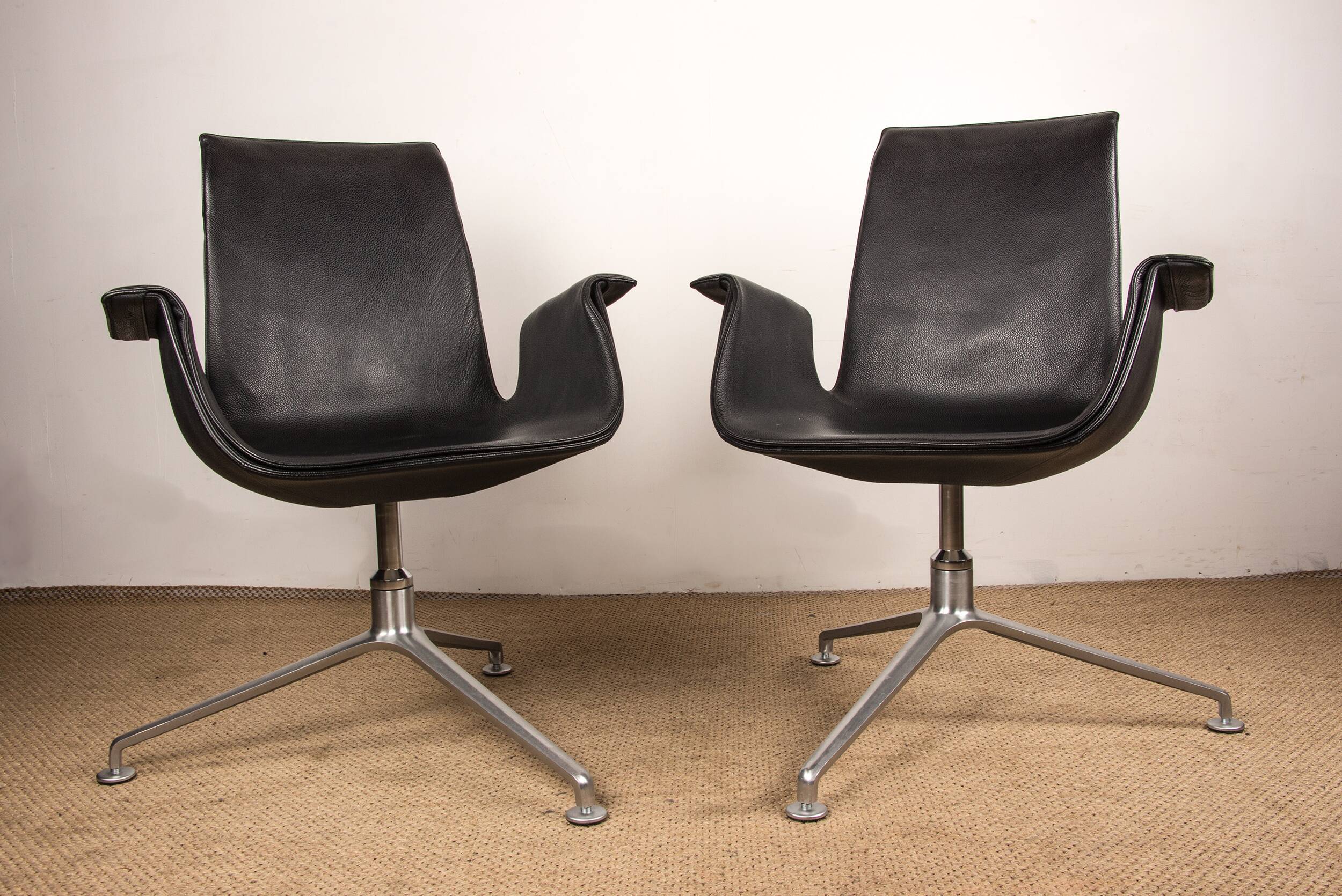 Pair of Danish armchairs in Black Leather and Chromed Steel, model FK 6725 Fabricius & Kastholm by Knoll
