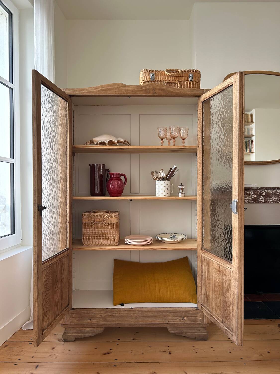 Glass cabinet in raw oak (renovated)