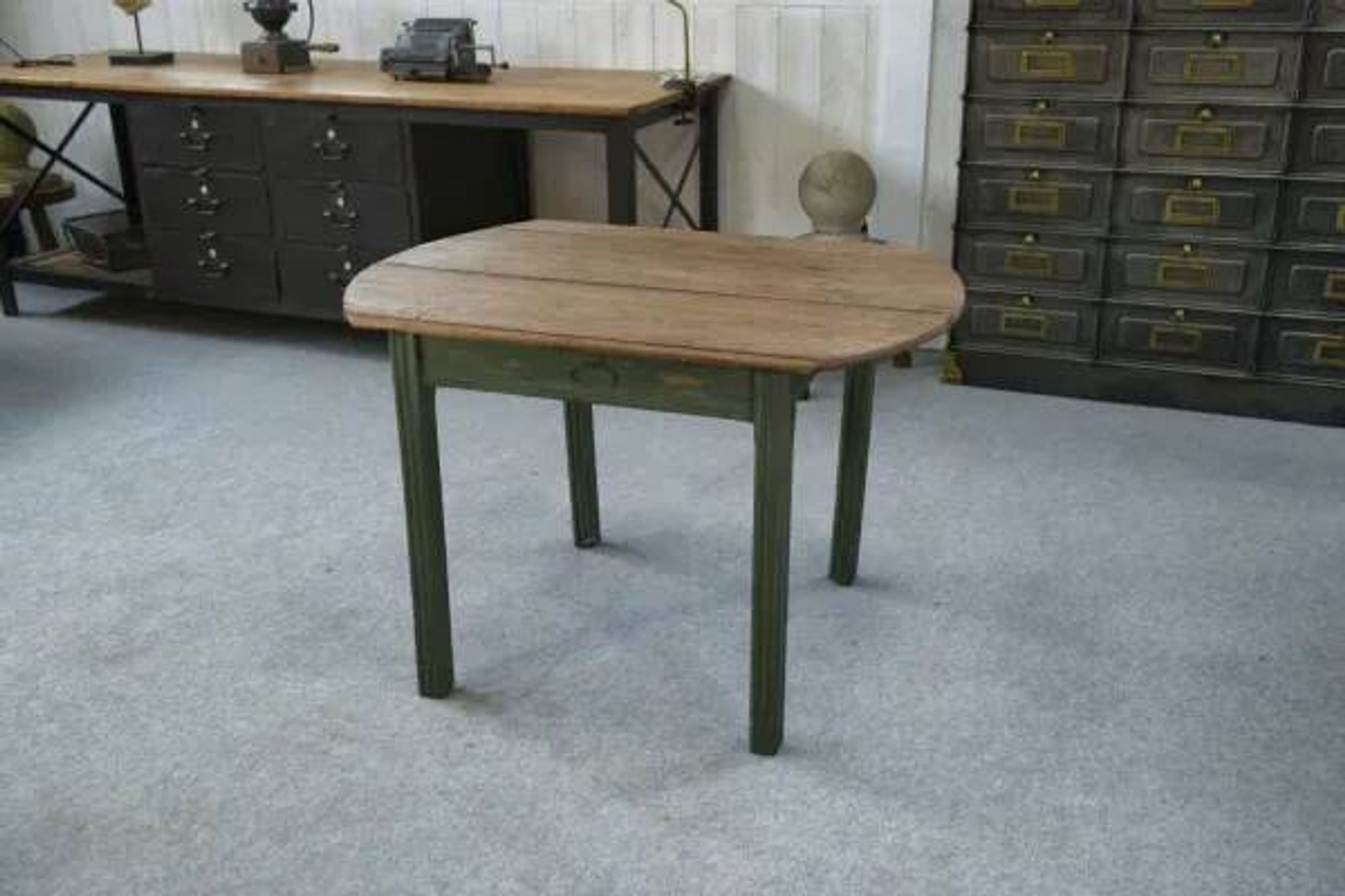 Table en pin piètement patiné vert 1960’s