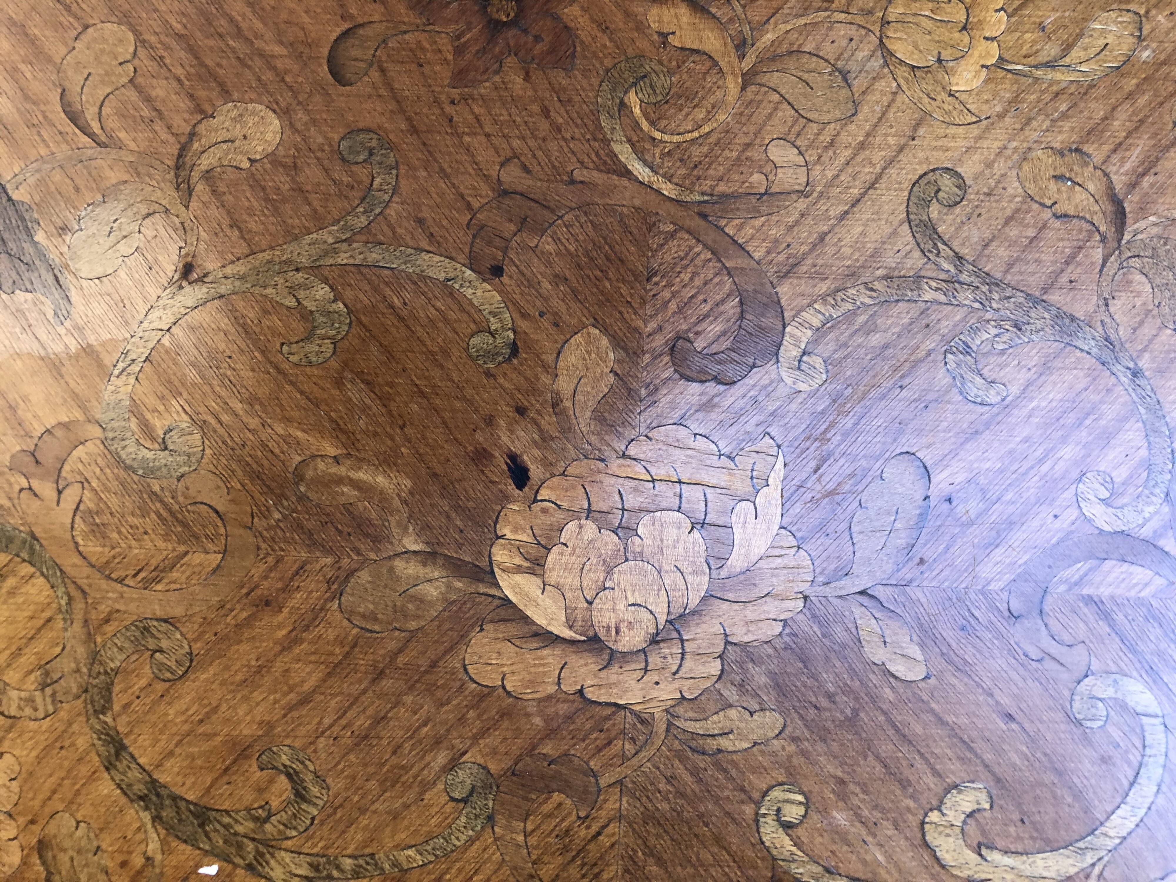 Oval coffee table in marquetterie