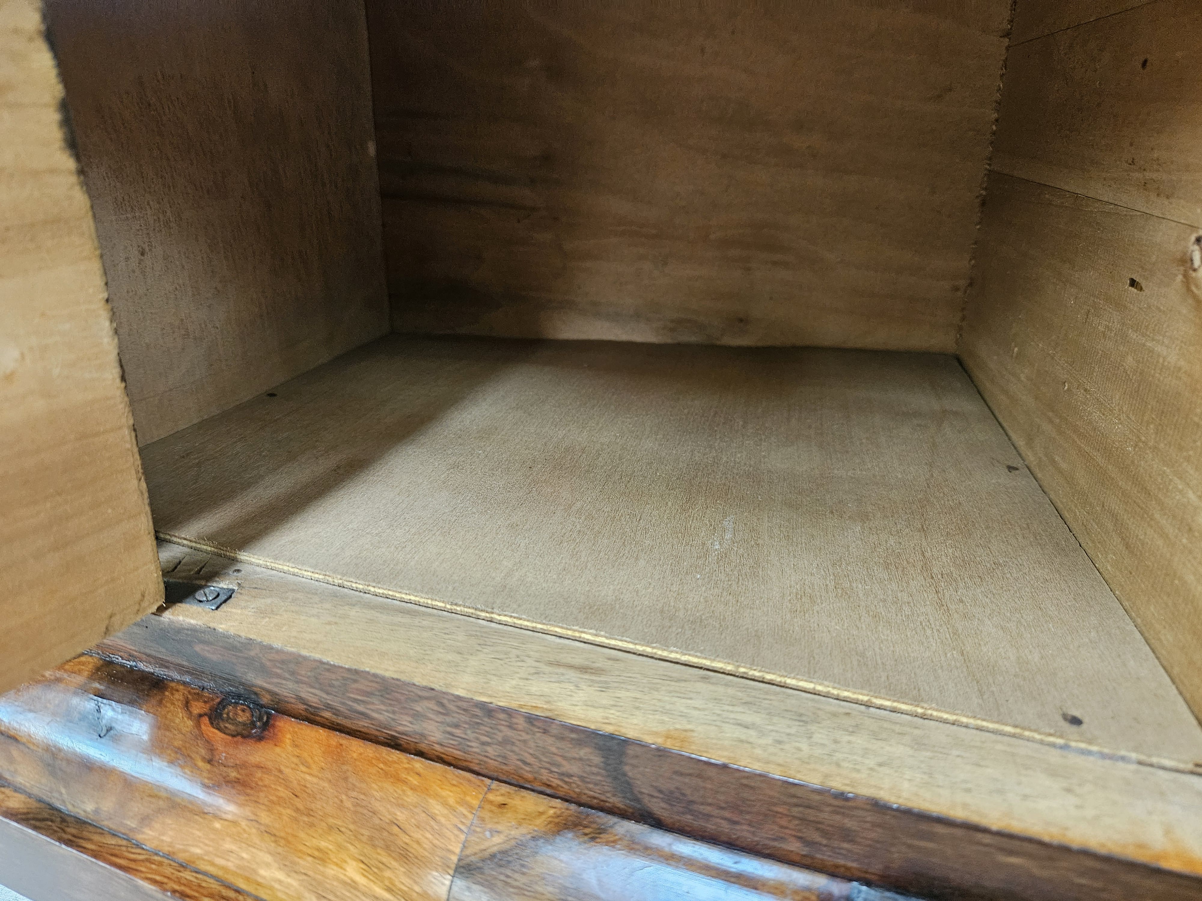 Tuscan Art Decò dressing table from the 1940s in walnut burl