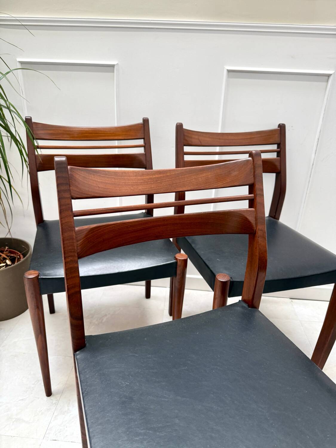 4 chaises scandinaves