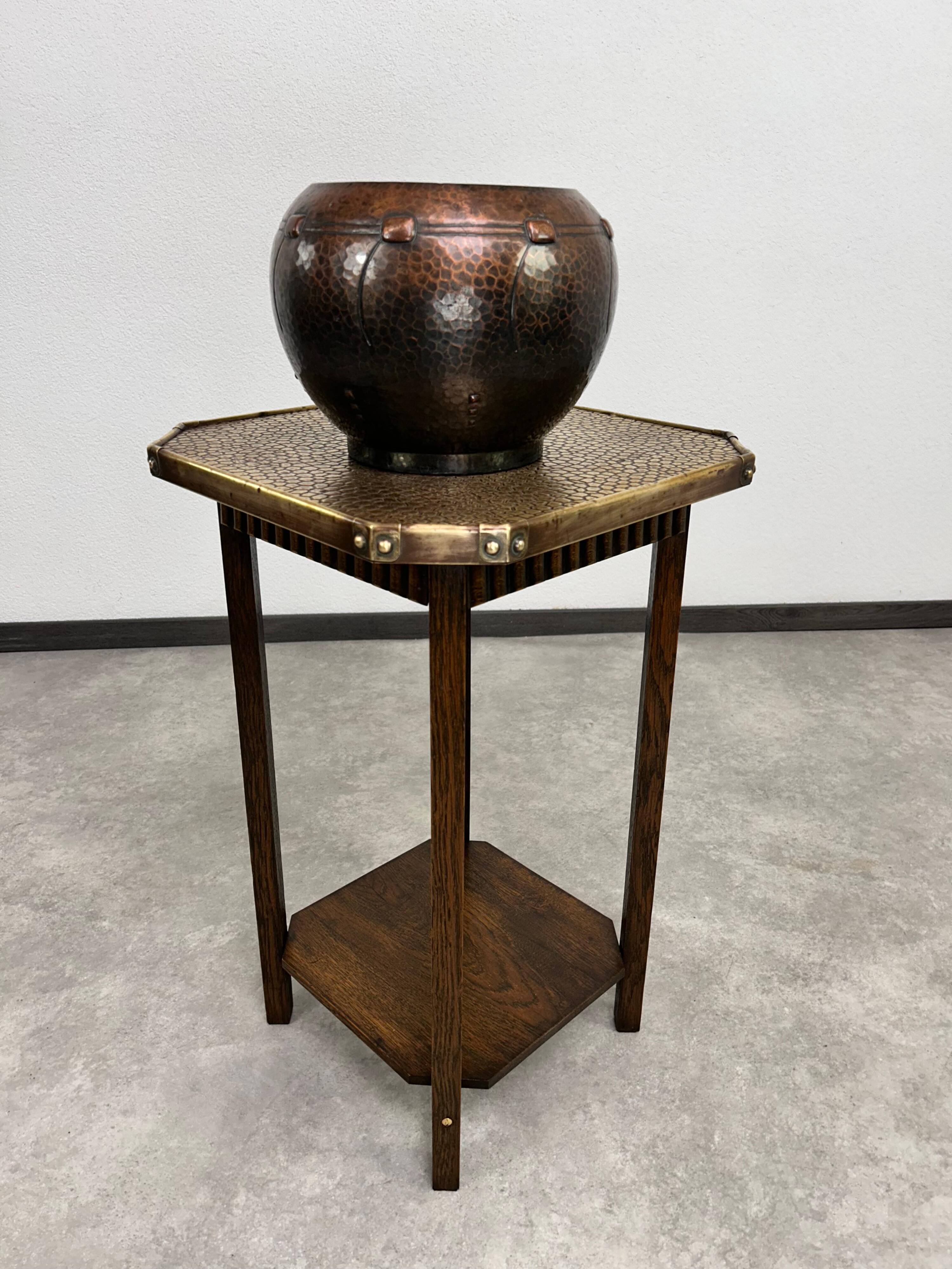 Table d'appoint Jugendstil avec plateau en laiton martelé