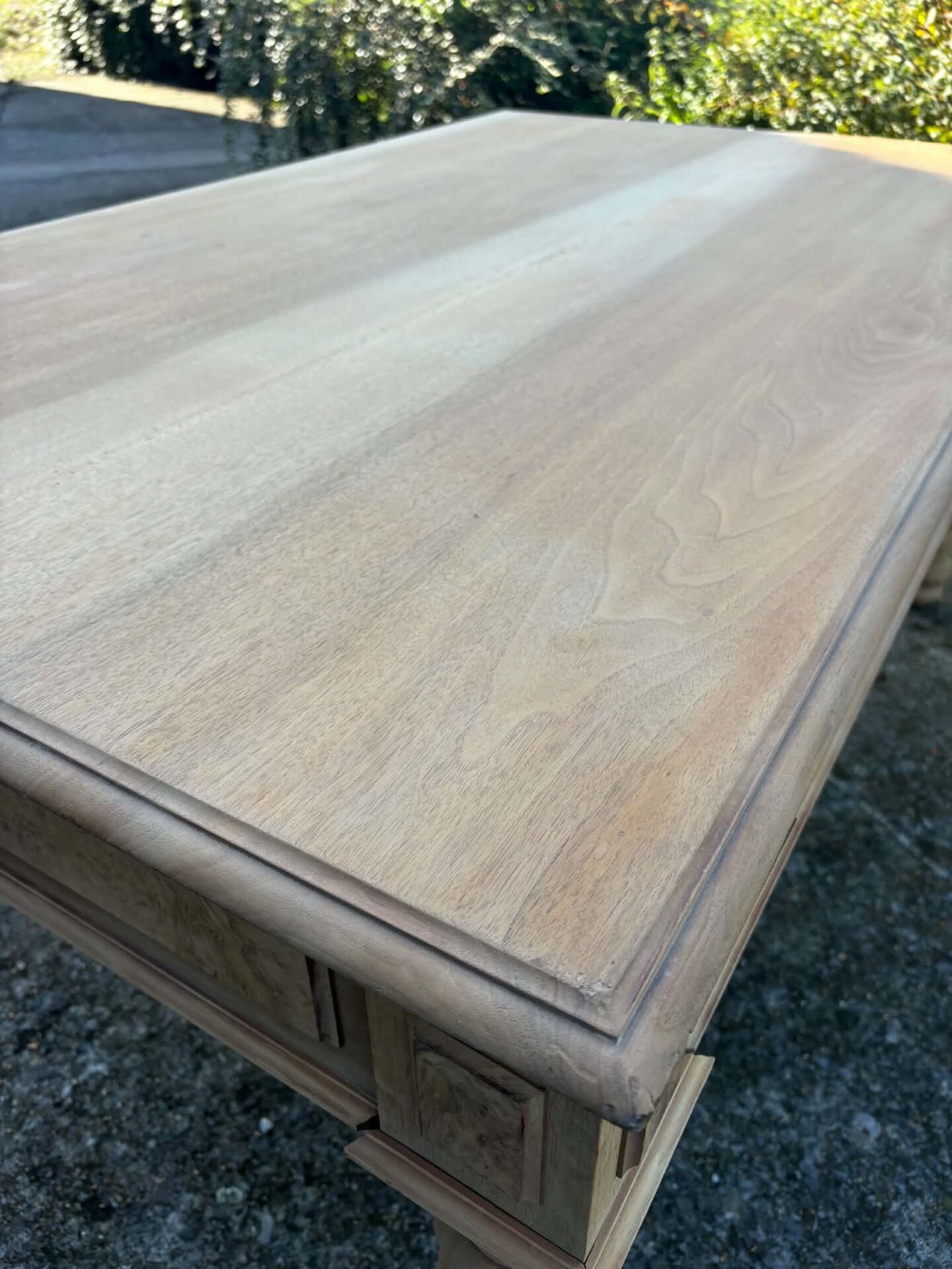 Grand bureau ancien en bois brut