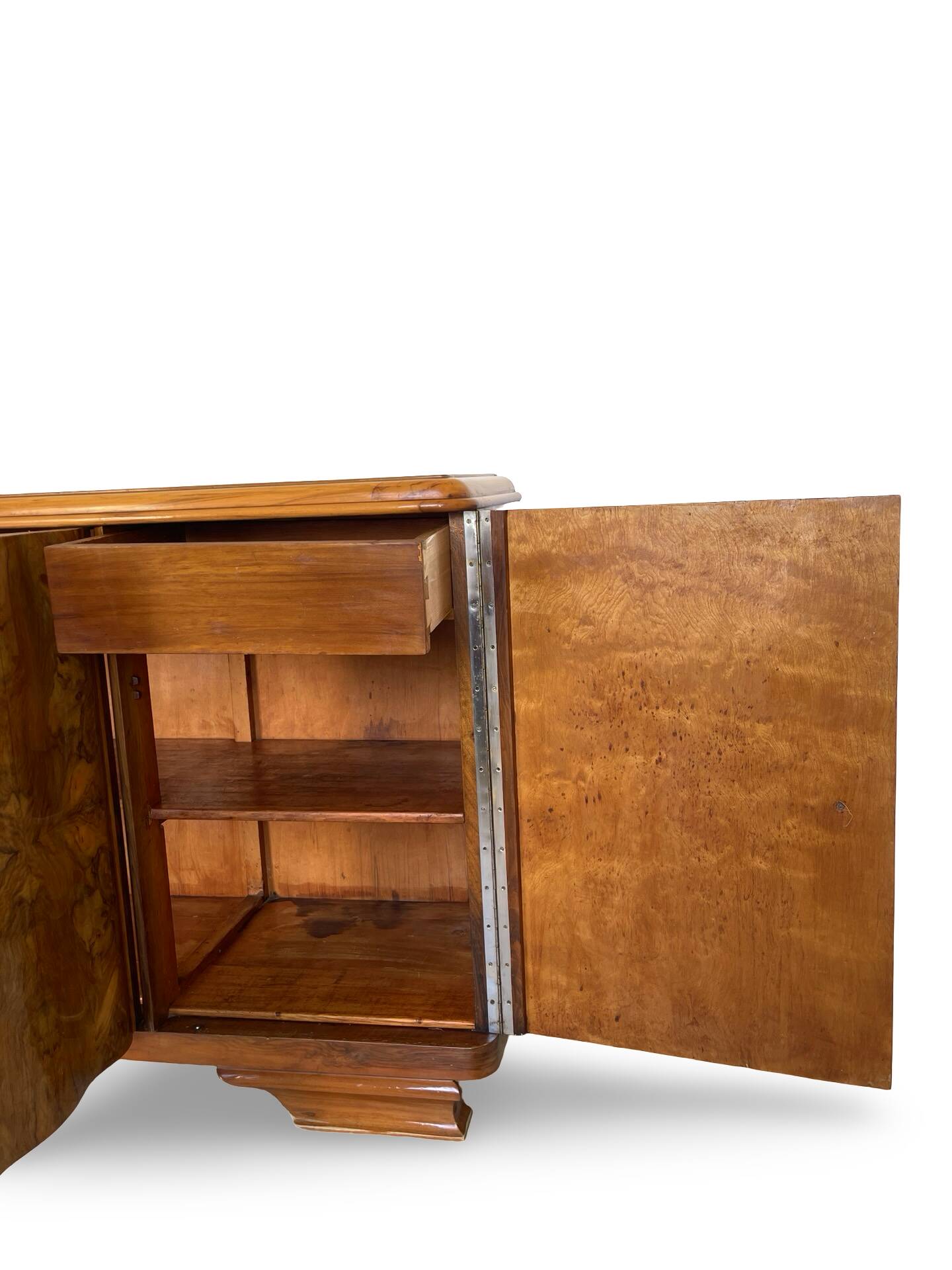 Italian Art deco burl walnut sideboard, of great quality.