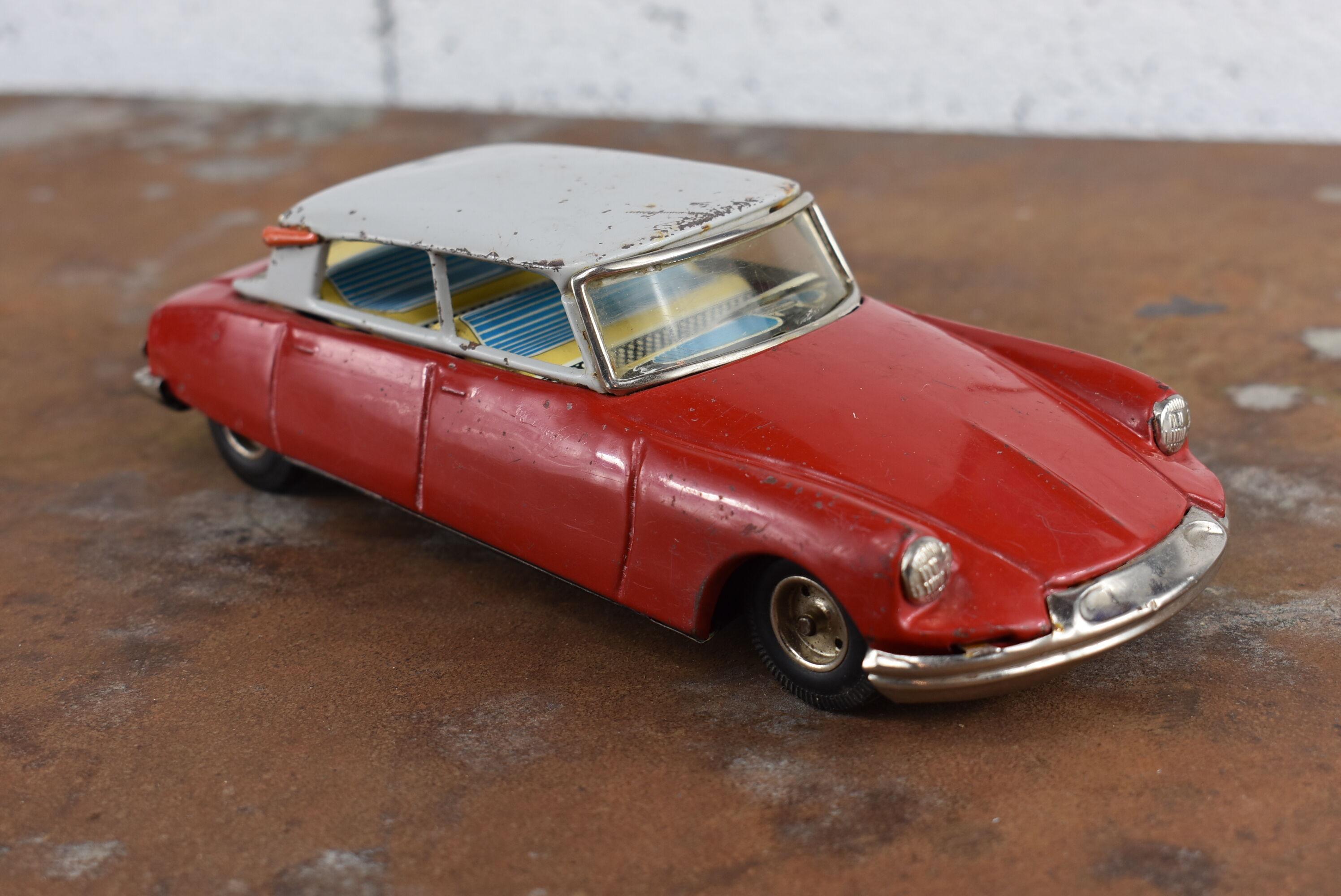 Voiture en tôle Citroën DS jouet ancien 1960