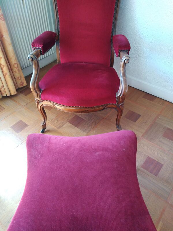 Fauteuil d'époque avec son repose pieds assorti