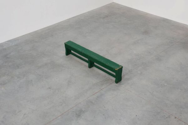 Banc de ferme rustique et primitif en chêne massif, France vers 1900