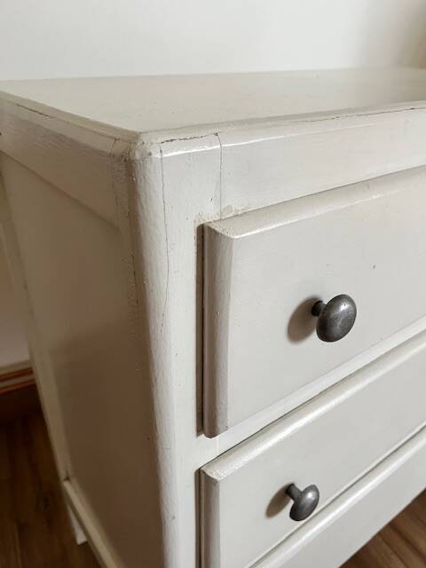 White chest of drawers