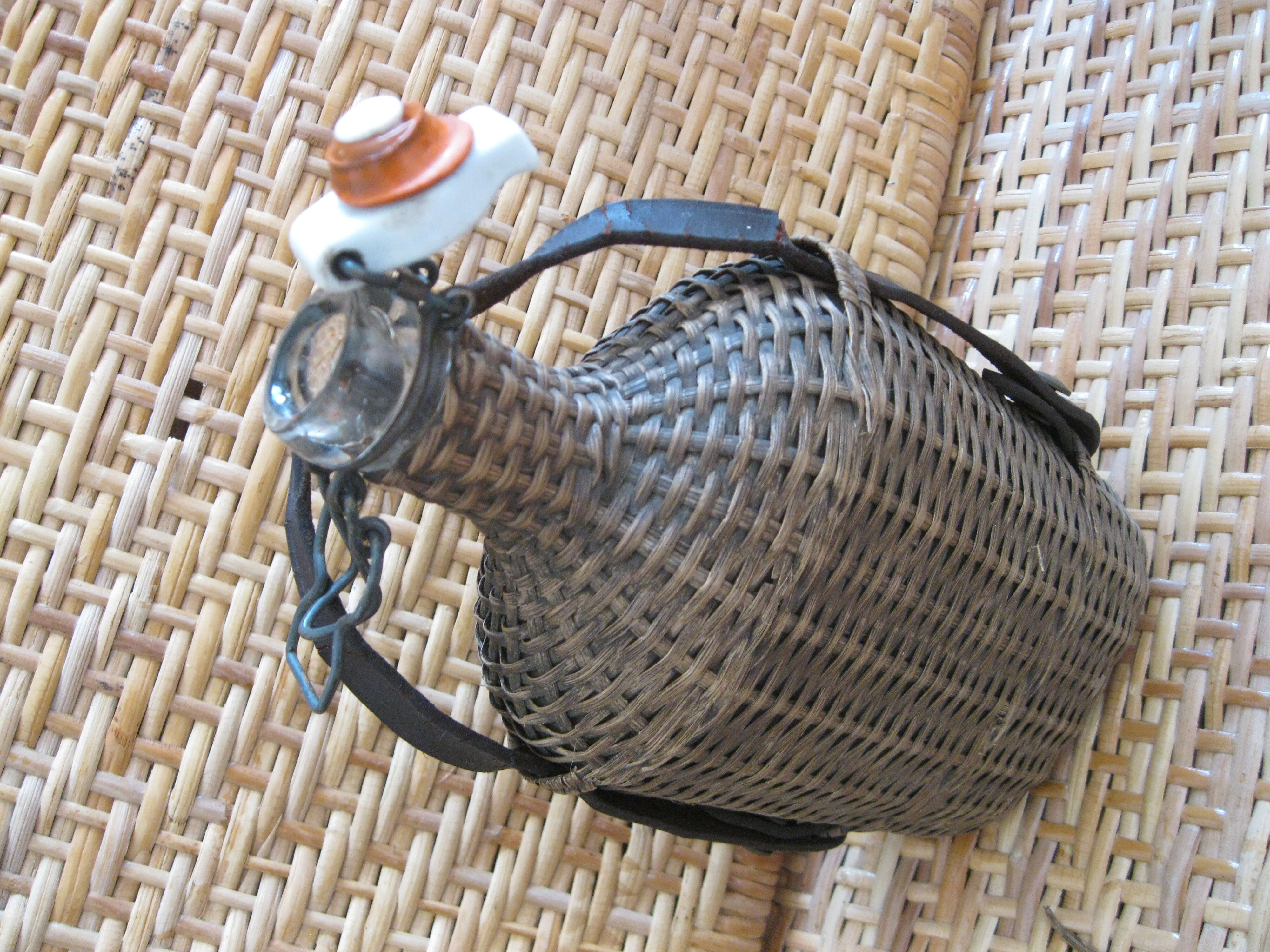 Bouteille osier bouchon porcelaine