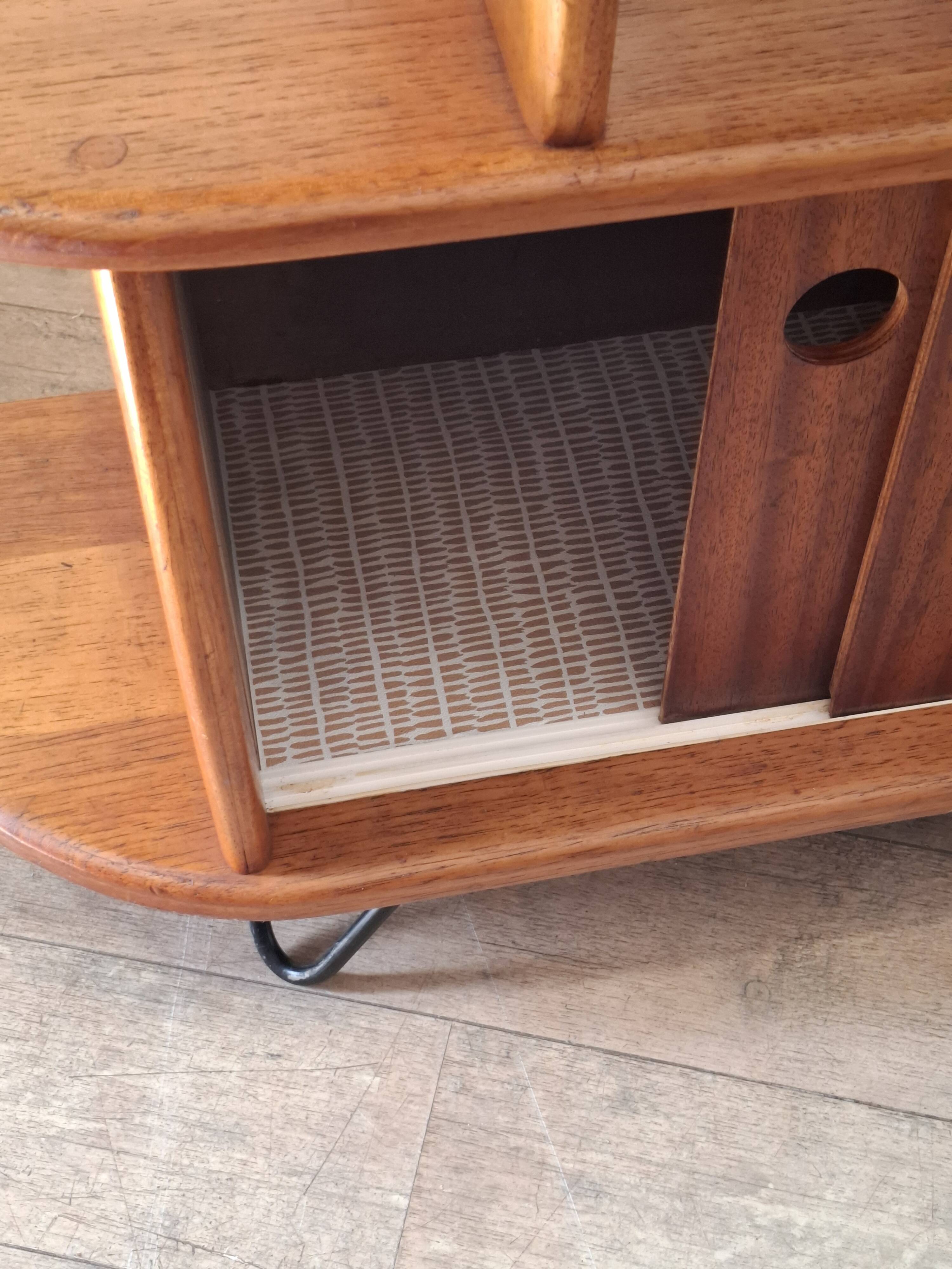 Etagère sur pieds