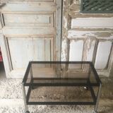Table basse en métal et verres fumés