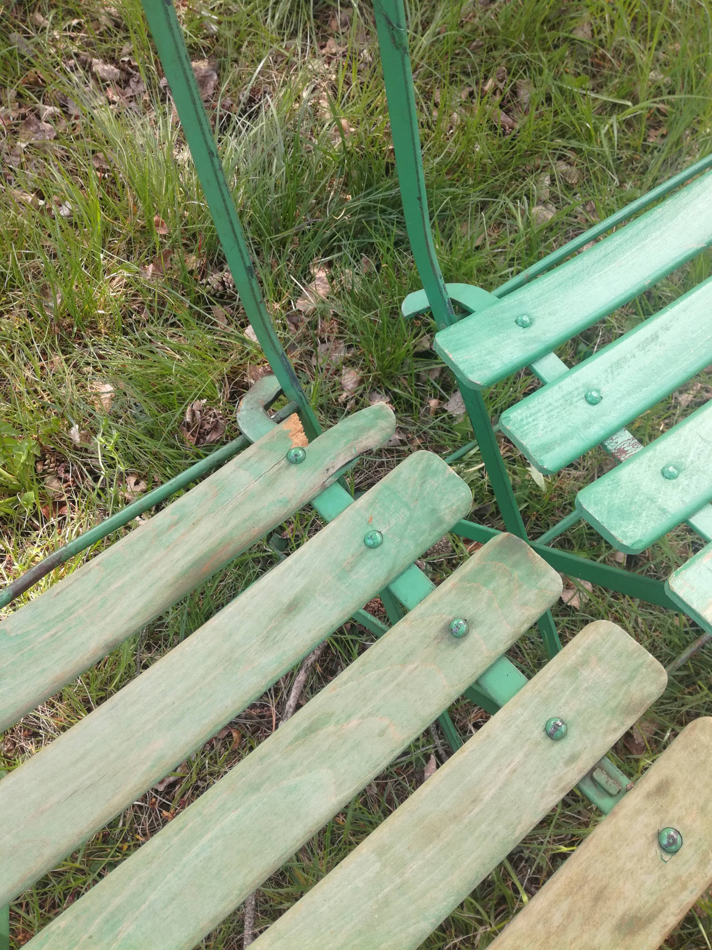 Sept chaises de jardin anciennes