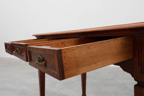 Bureau ou table en chêne sculpté Art Déco avec des détails en cuivre, Belgique années 1920.
