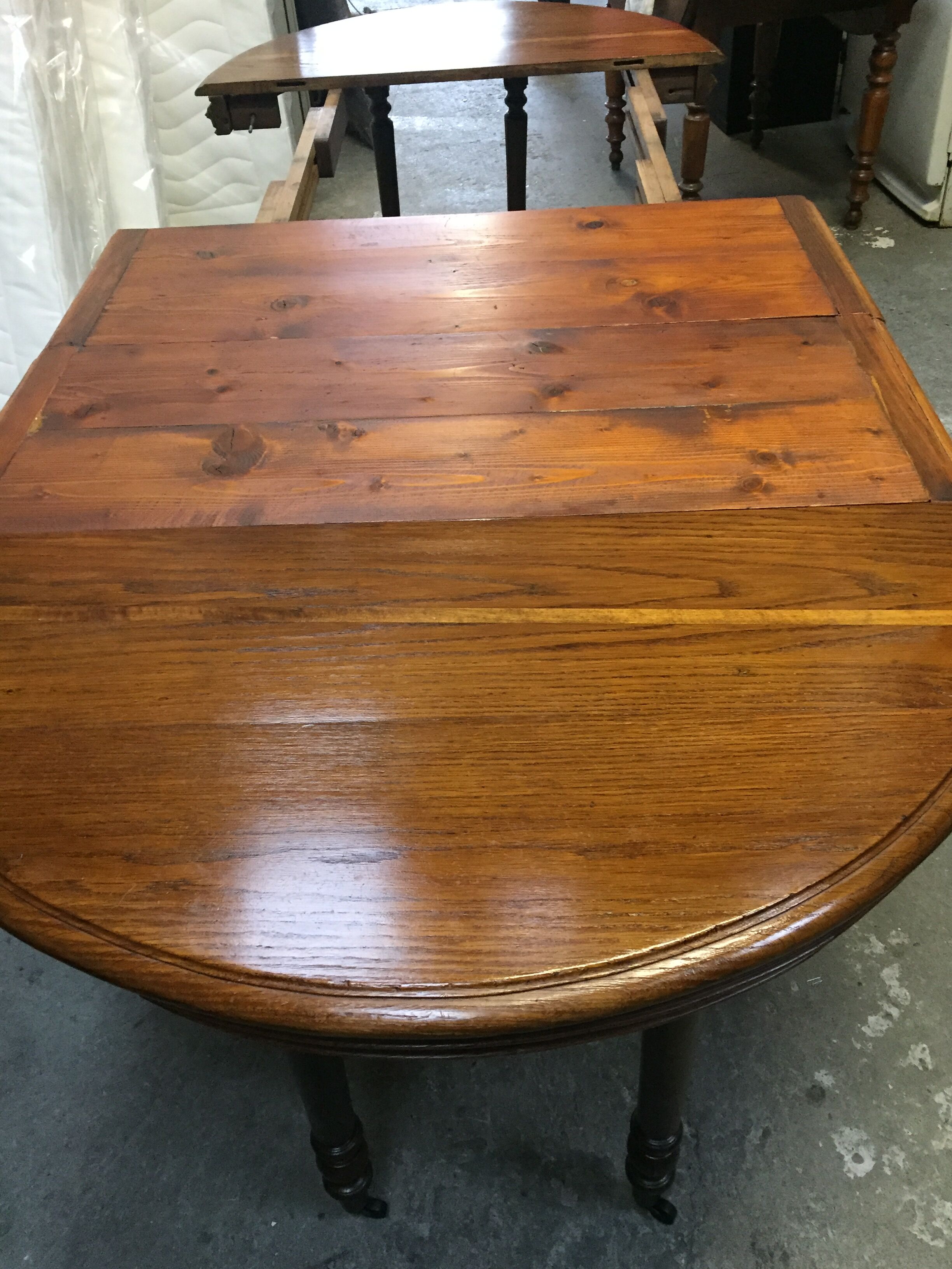 Table round central leg extensions oak end 19 th
