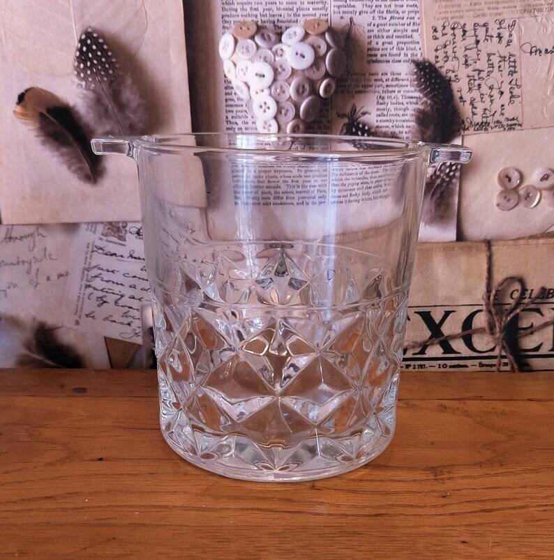 Beautiful cut glass ice bucket of vintage French quality with fixed handles 4502.