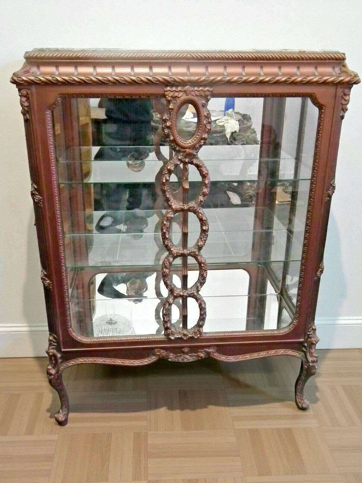 A Louis XV style display cabinet with three beechwood shelves and a white marble top.