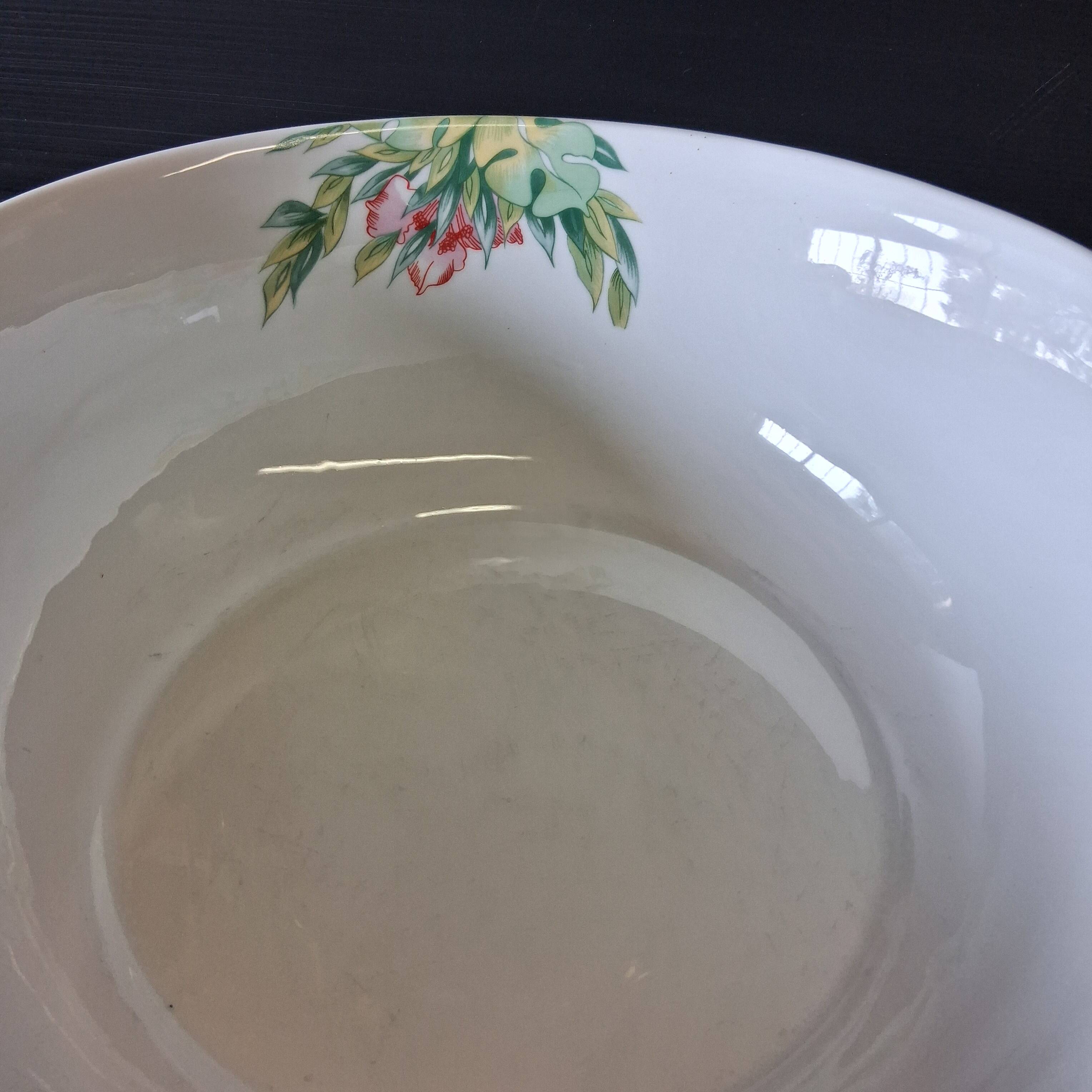 Very large porcelain salad bowl in very good condition from L'hirondelle Meh.