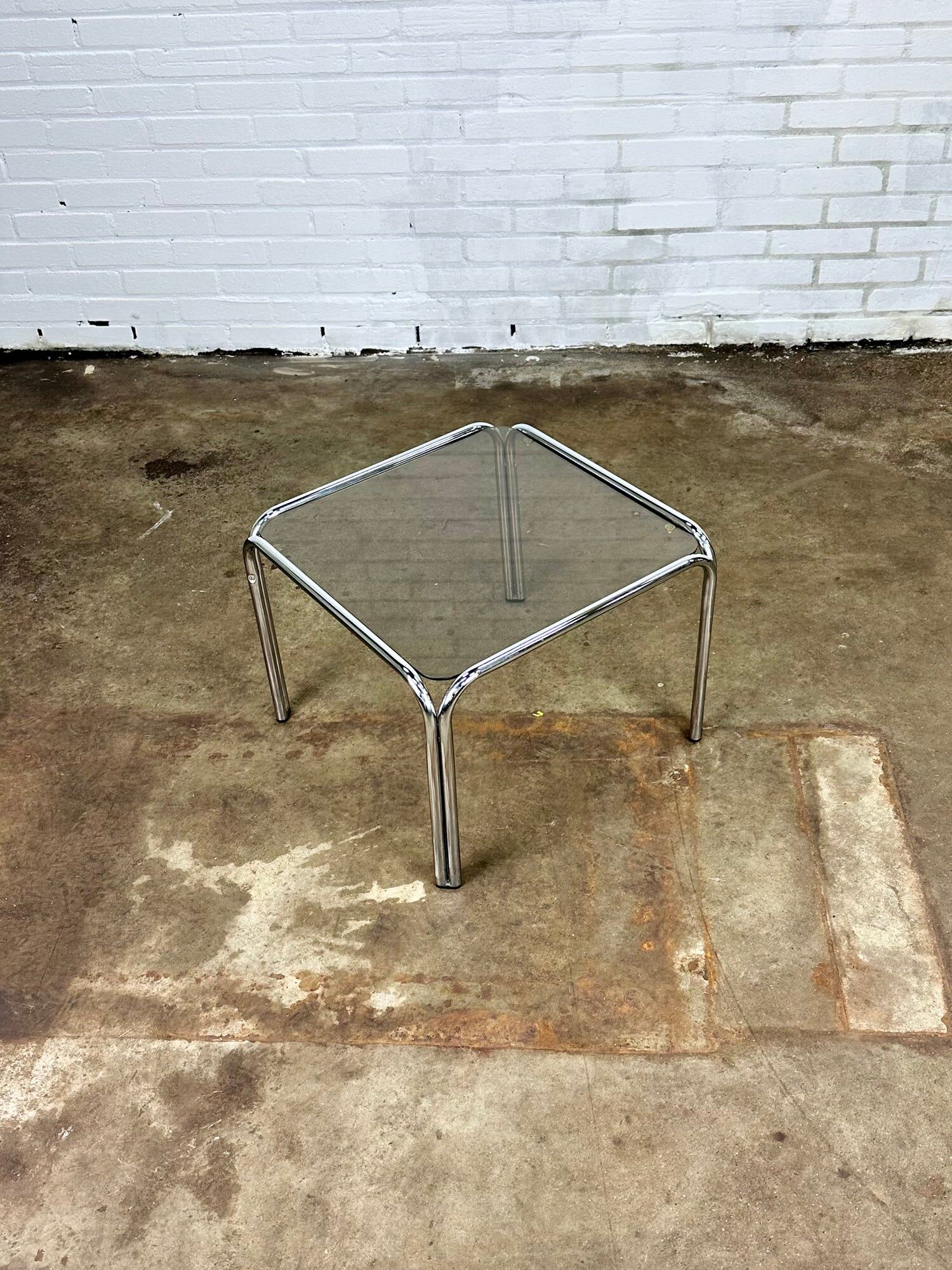 Table basse vintage en métal chromé et verre fumé