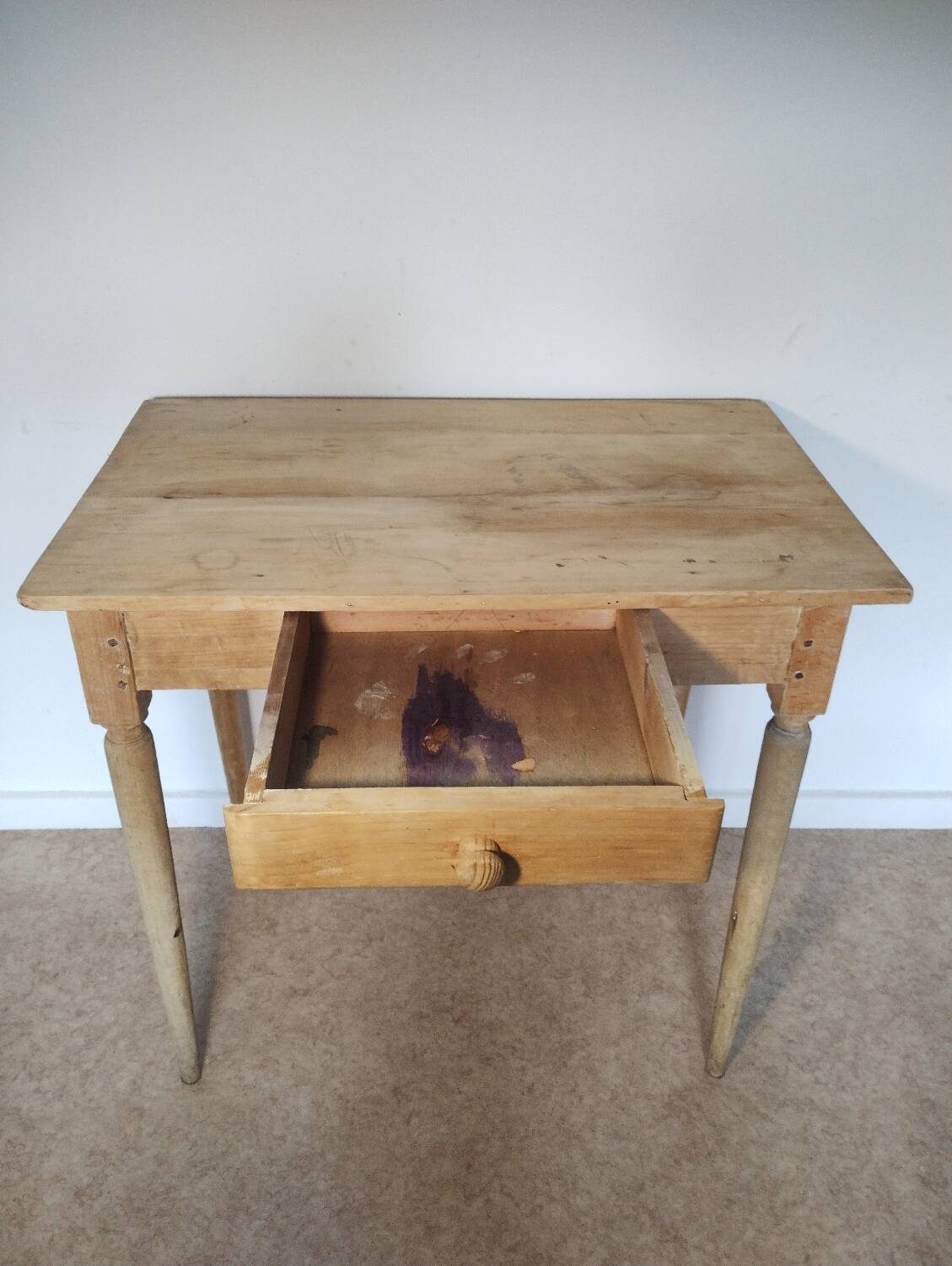 Spindle legs desk