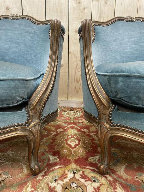 Paire de fauteuils bergères de style Louis XV en velours bleu et bois doré