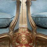 Paire de fauteuils bergères de style Louis XV en velours bleu et bois doré