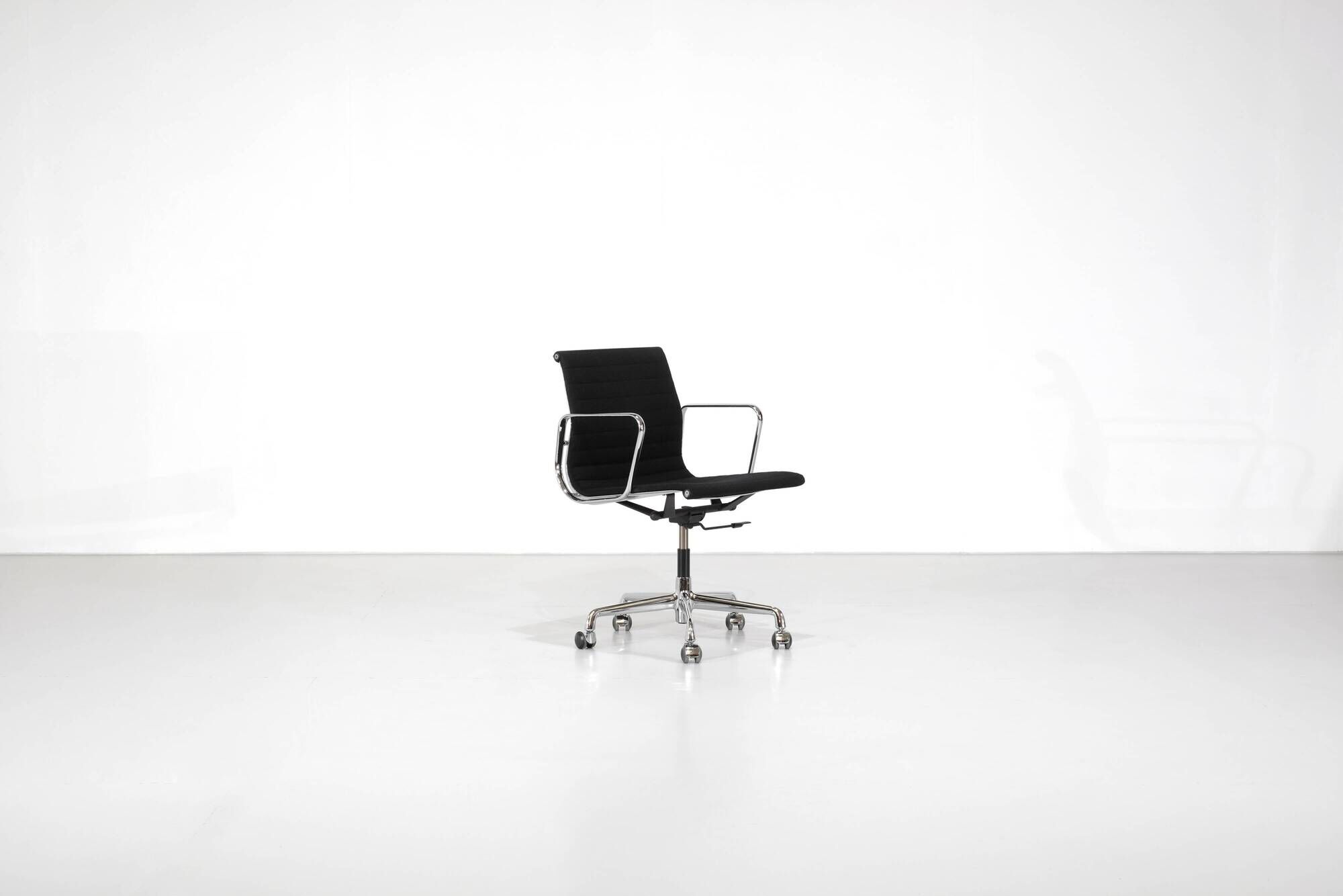 Office chair "EA 117" by Charles Ray Eames for ICF USA, 1969.
