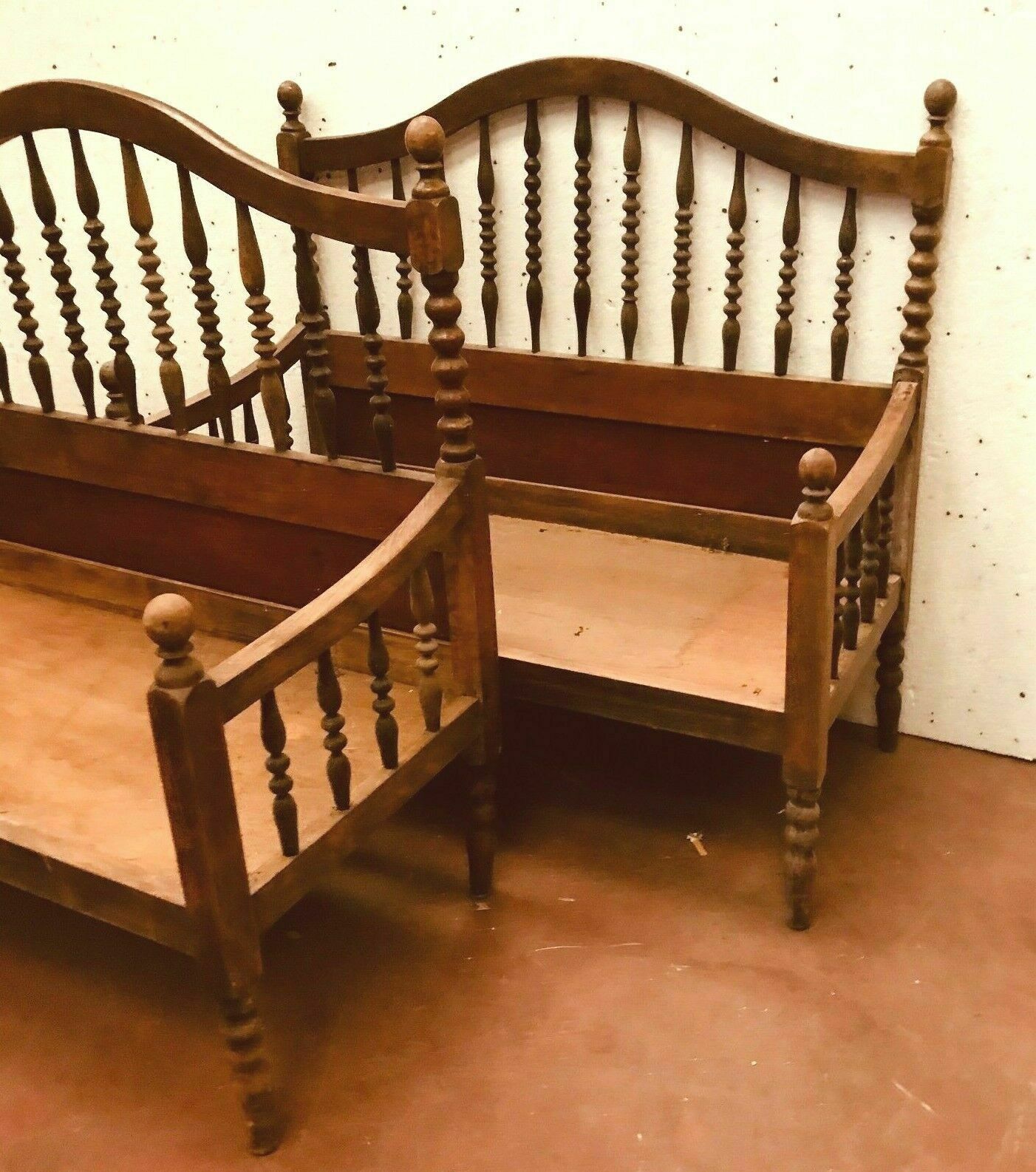 Deux bancs a dossier et accoudoir ajouré hêtre massif XX siècle