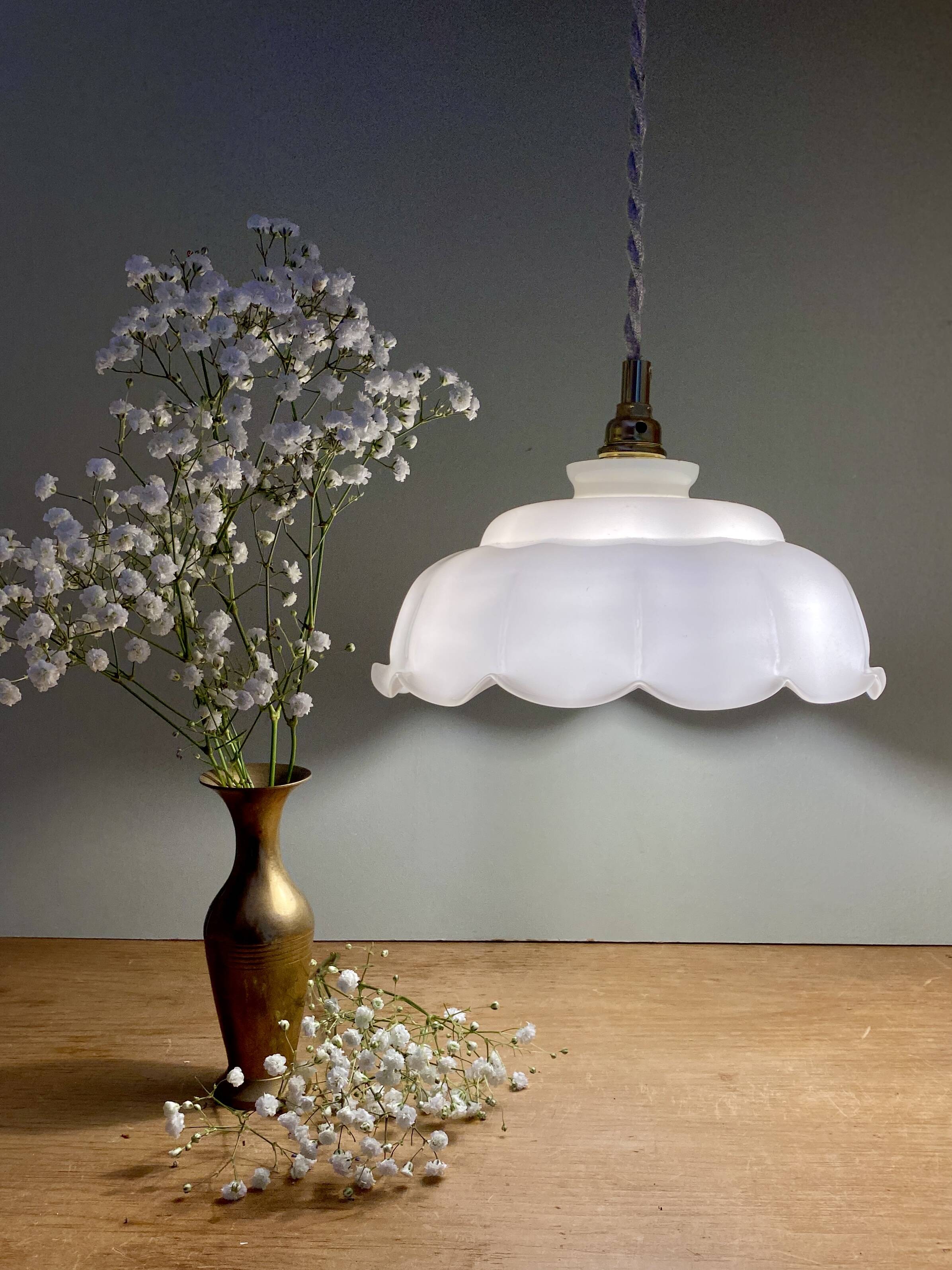Vintage lamp lamp in white opaline