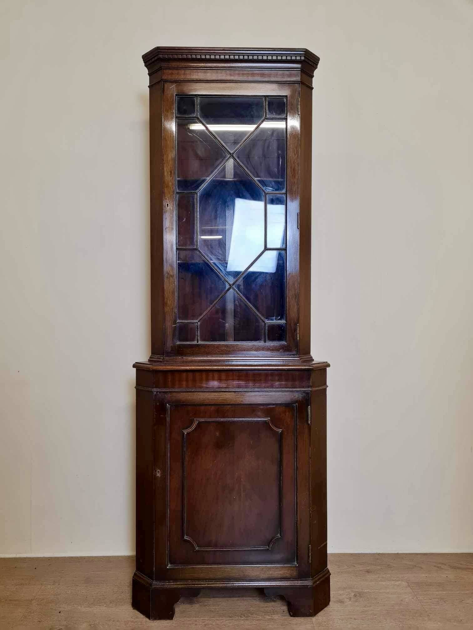 Pretty English mahogany corner bookcase