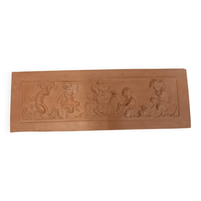 Bas relief, dessus de porte, terre cuite, enfants et faunes vendangeurs