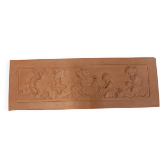 Bas relief, dessus de porte, terre cuite, enfants et faunes vendangeurs