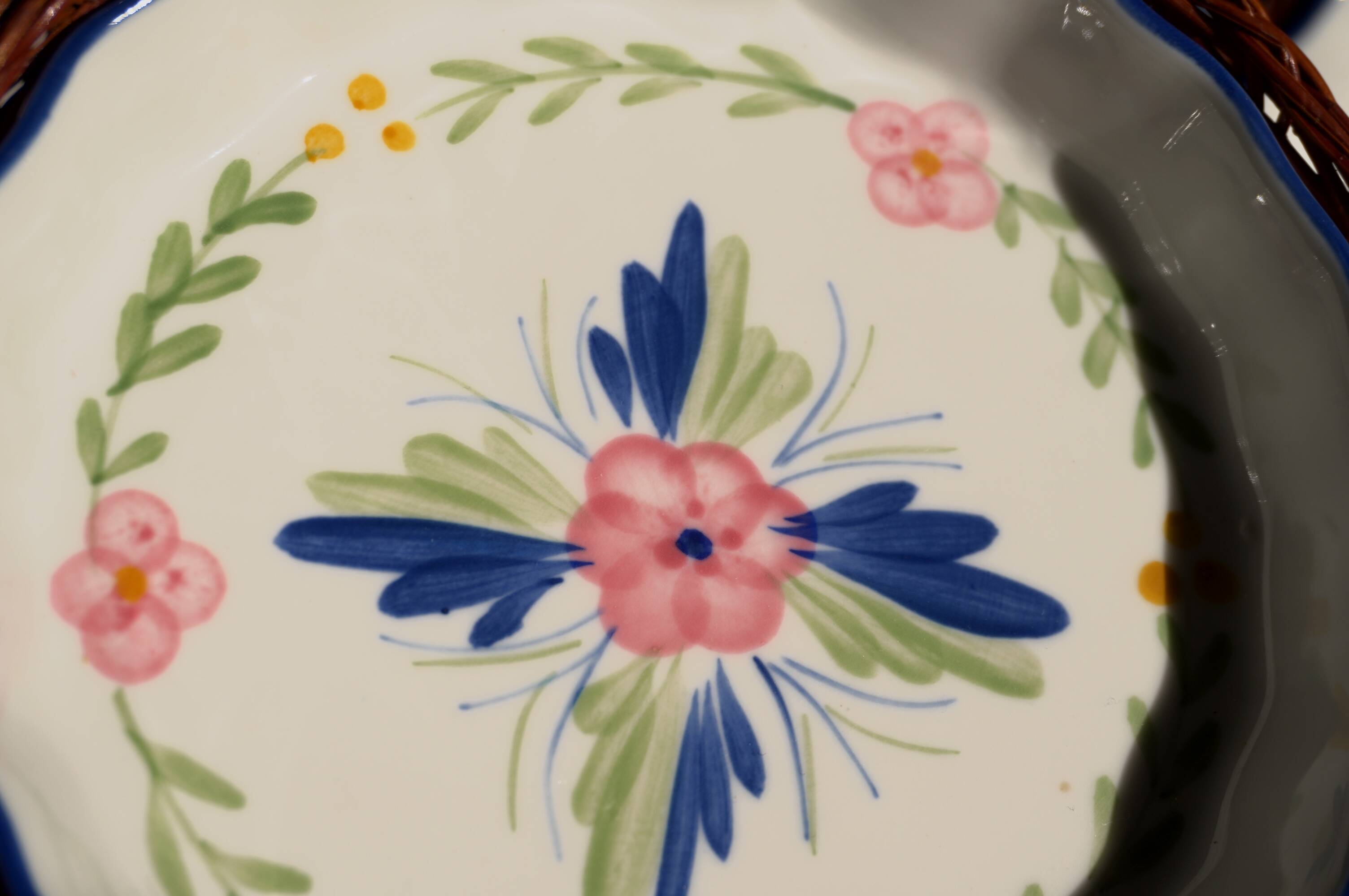 Set of 3 porcelain dishes with floral decorations, with wicker supports.