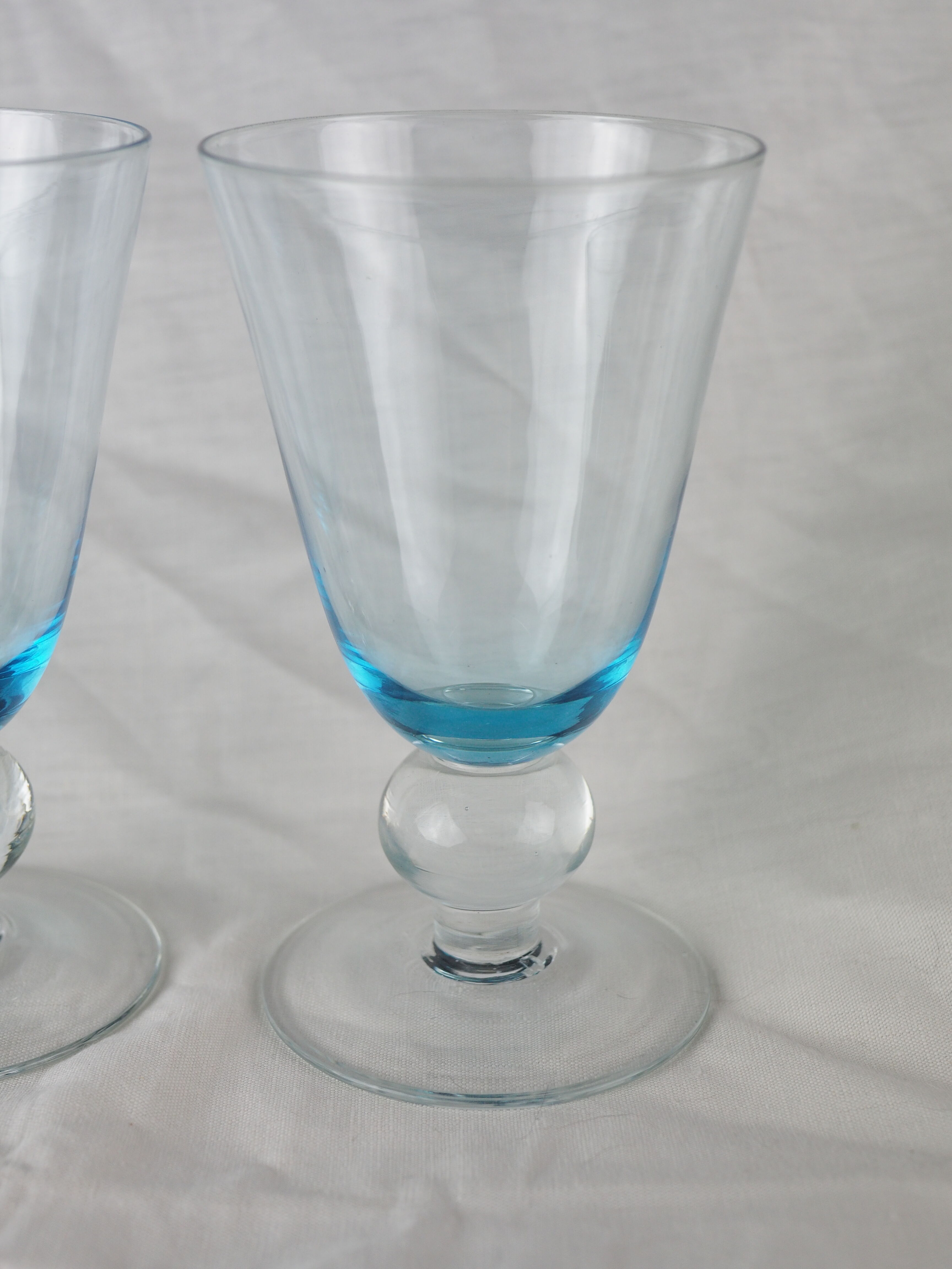 Set of 3 wine glass of the 70s with blue manure