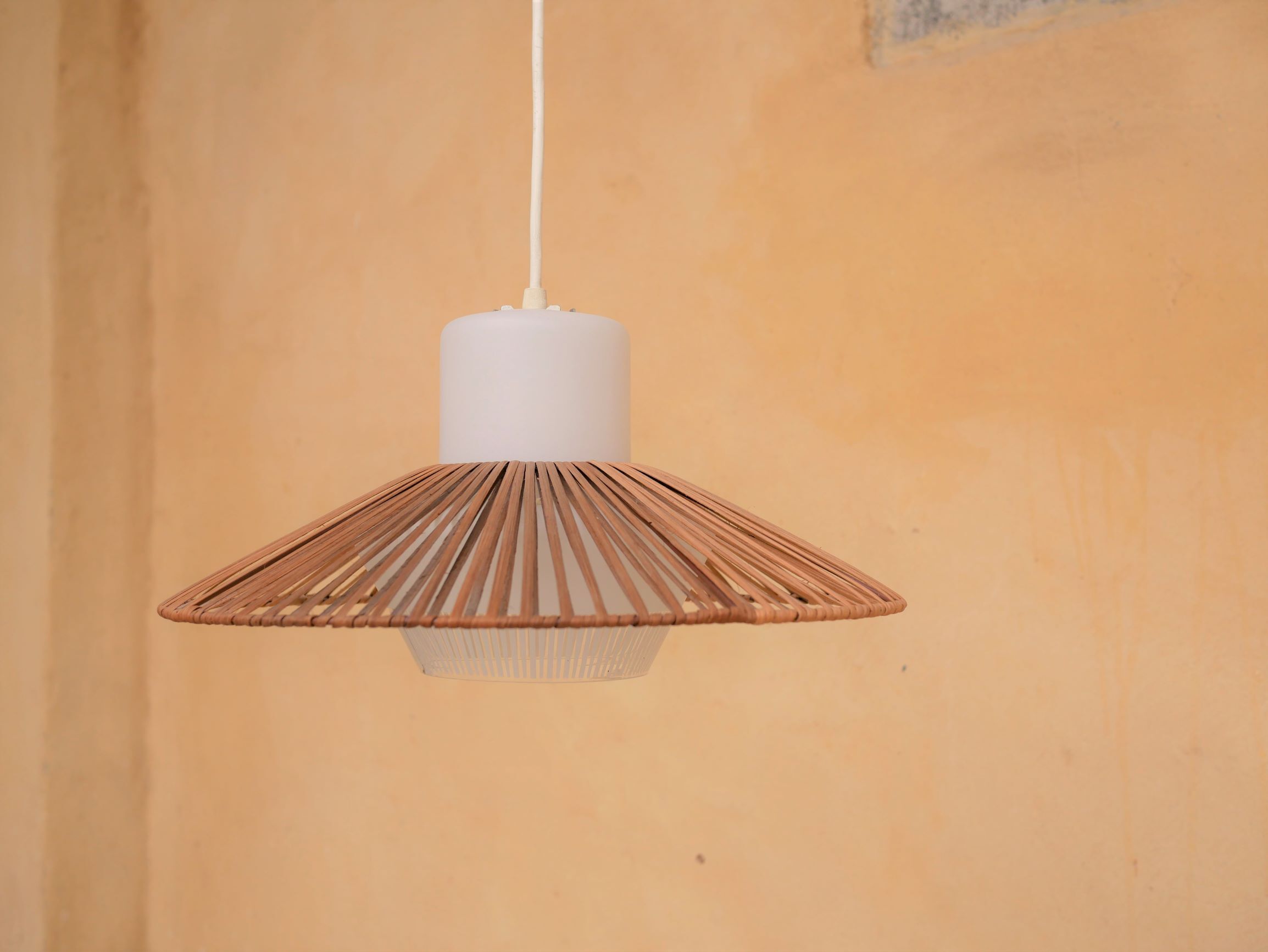 Suspension vintage en verre et en rotin