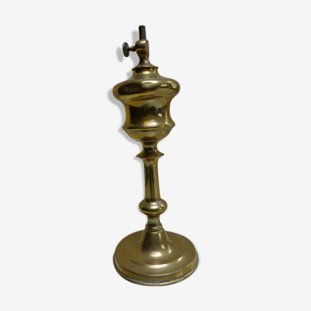 Roach oil lamp